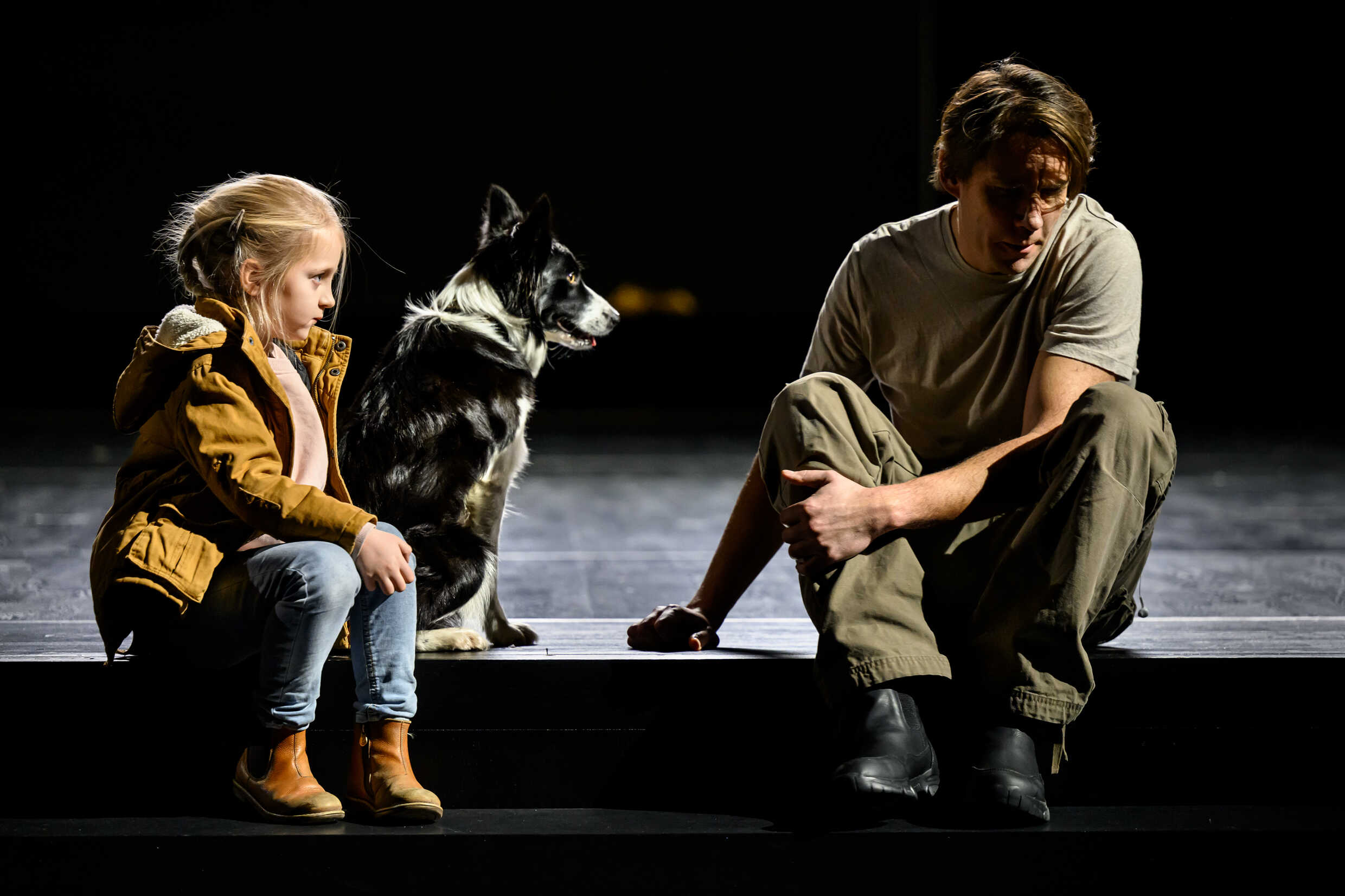 Idun Djupsjö, hunden Dansa och Erik Ehn i Jakten, urpremiär 2 december på Stora scenen, Kulturhuset Stadsteatern.
