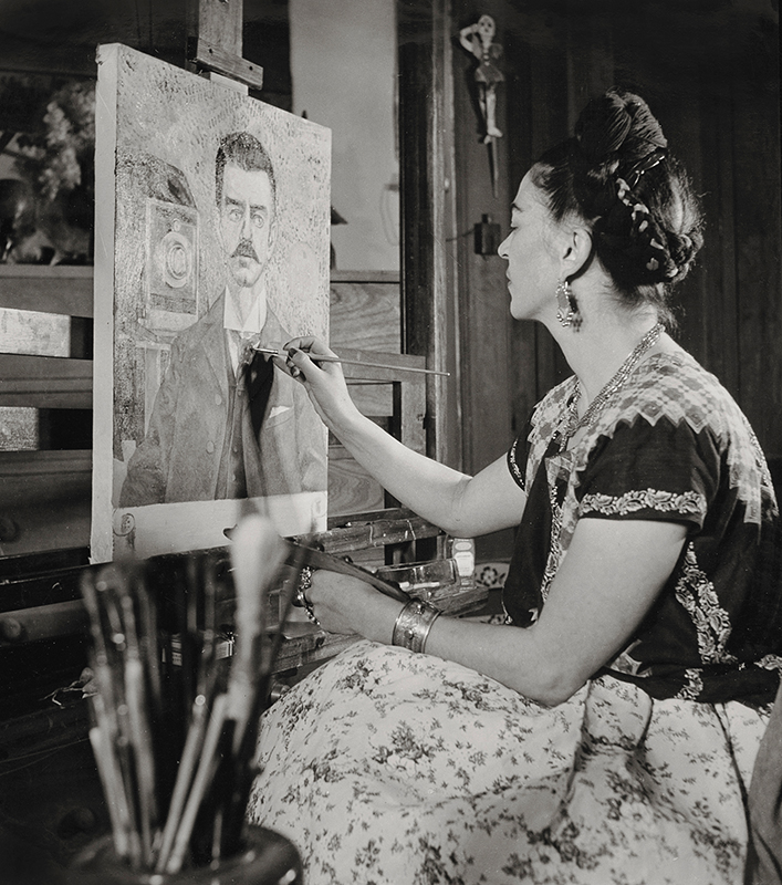 Frida målar ett porträtt av sin far, av Gisèle Freund, 1951. Diego Rivera & Frida Kahlo Archives