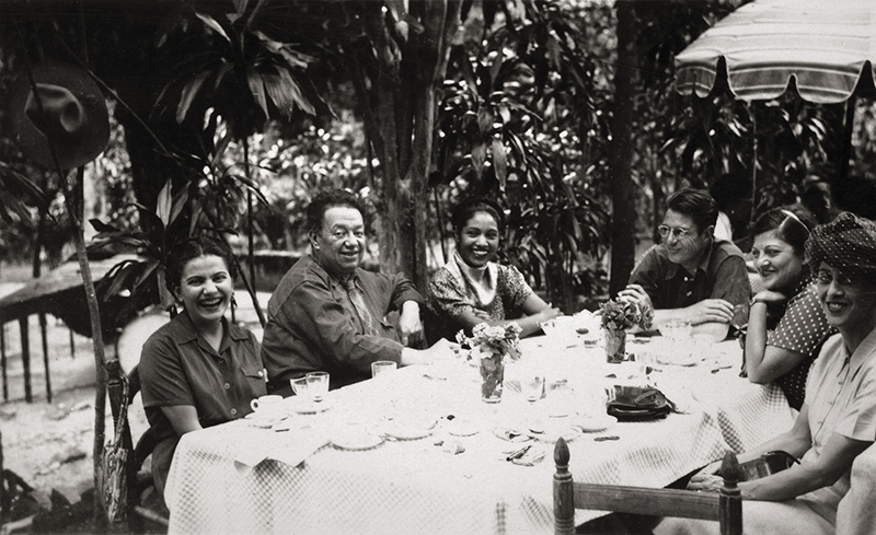 Frida och Diego med vänner, Anonym, ca 1945. Diego Rivera & Frida Kahlo Archives
