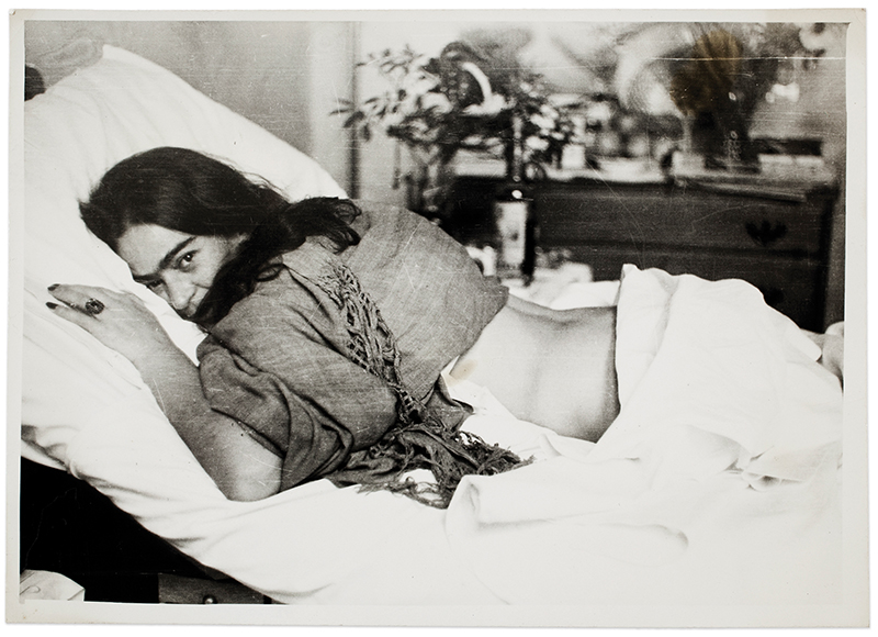 Frida på mage, av Nickolas Muray, 1946. Diego Rivera & Frida Kahlo Archives