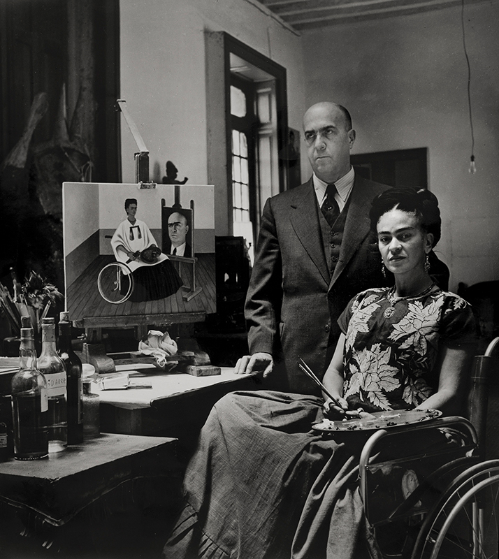 Frida Kahlo med läkaren Juan Farill, av Gisèle Freund, 1951. Diego Rivera & Frida Kahlo Archives