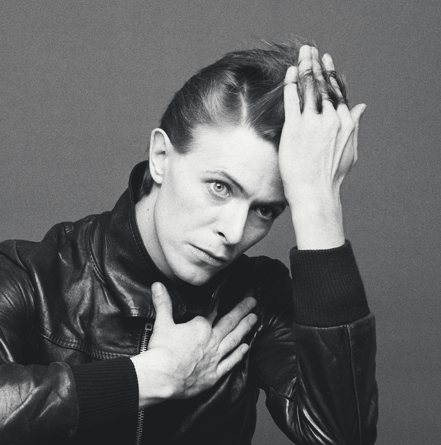 Artisten David Bowie drar sin hand genom luggen. 