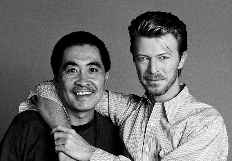 Artisten David Bowie och fotografen Masayoshi Sukita. 