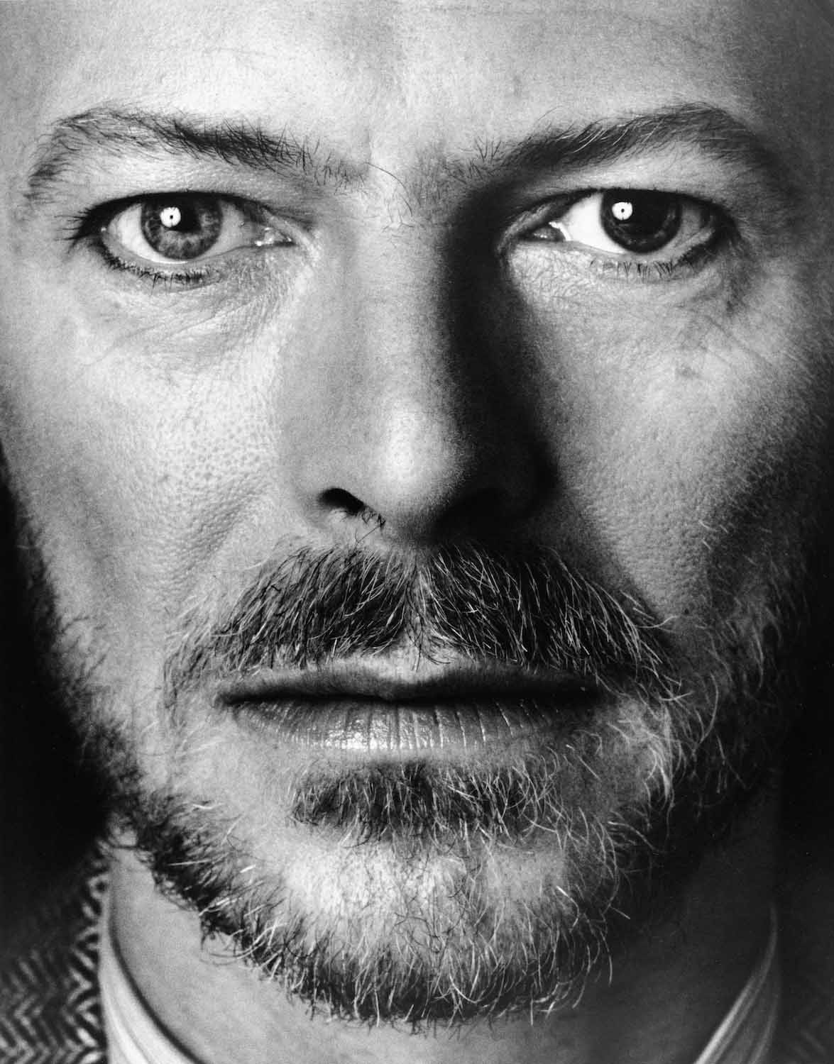 Närbild på artisten David Bowies ansikte. 