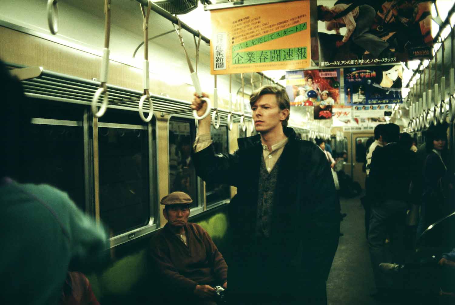 Artisten David Bowie åker tunnelbana. 