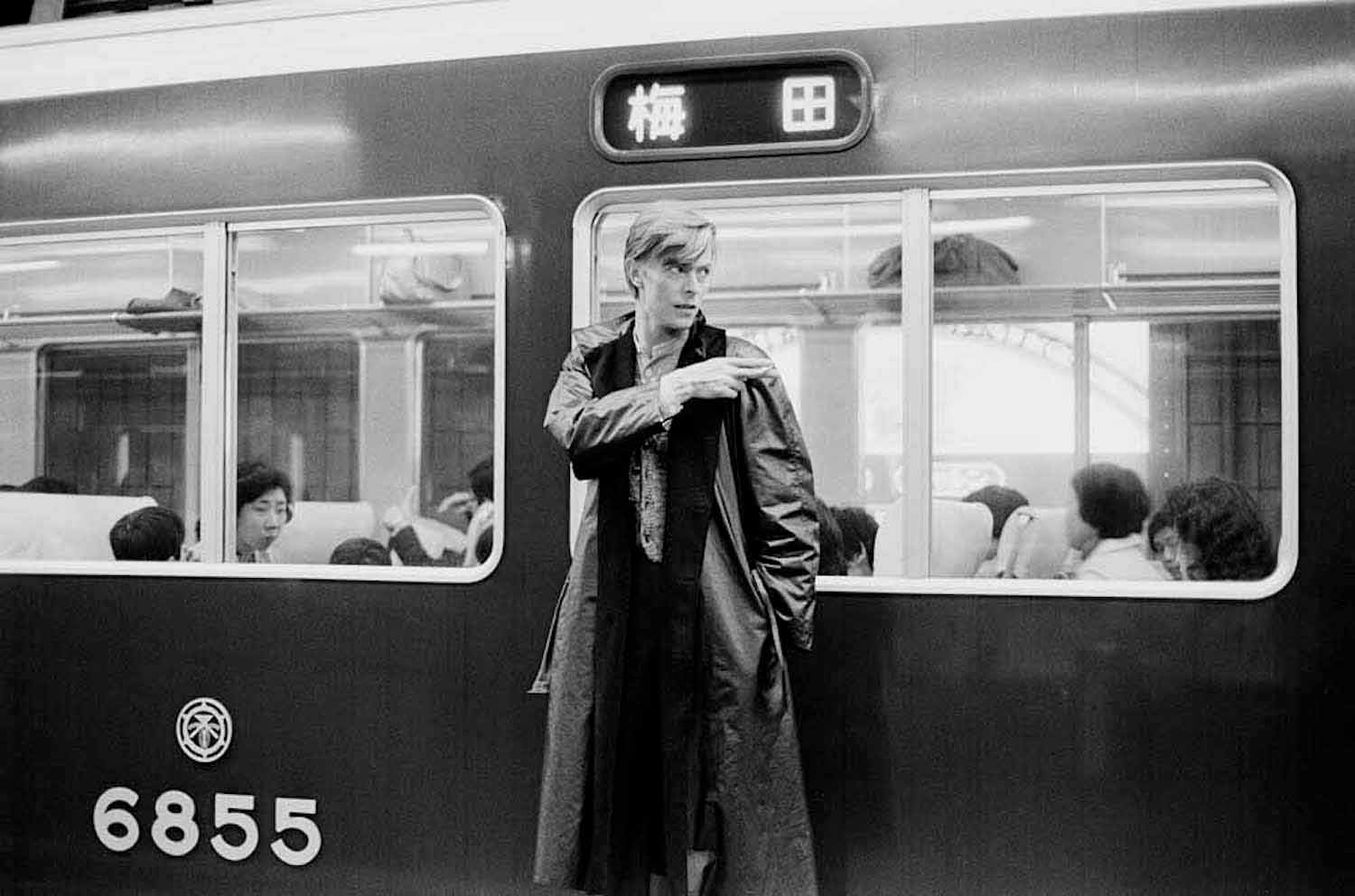 Artisten David Bowie på en tågperrong i Japan. 