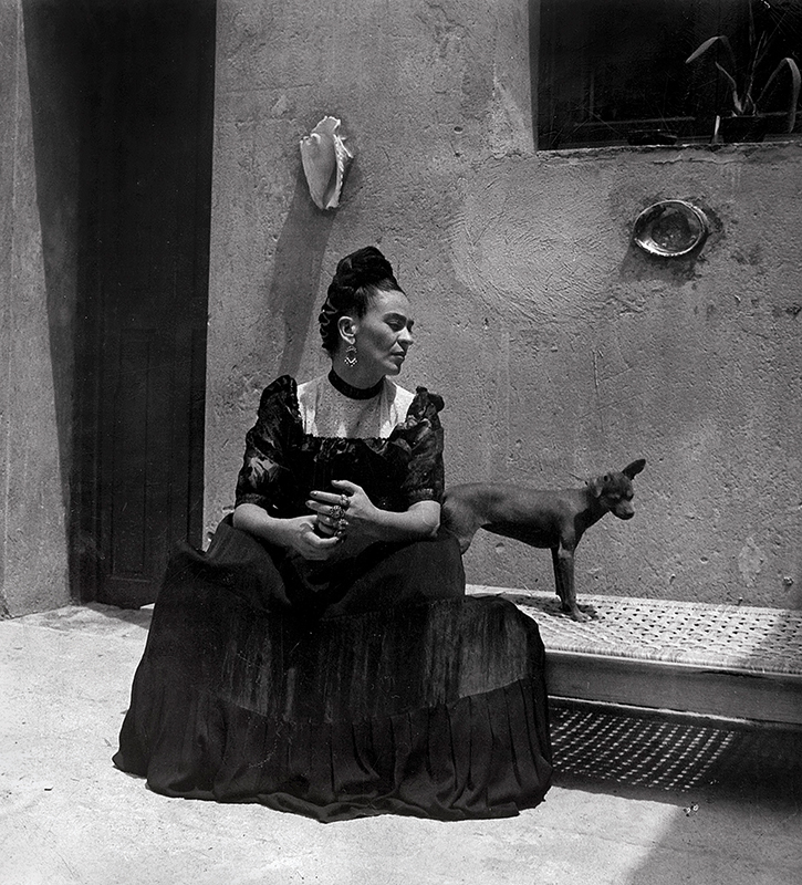 Frida Kahlo och en liten hund. 