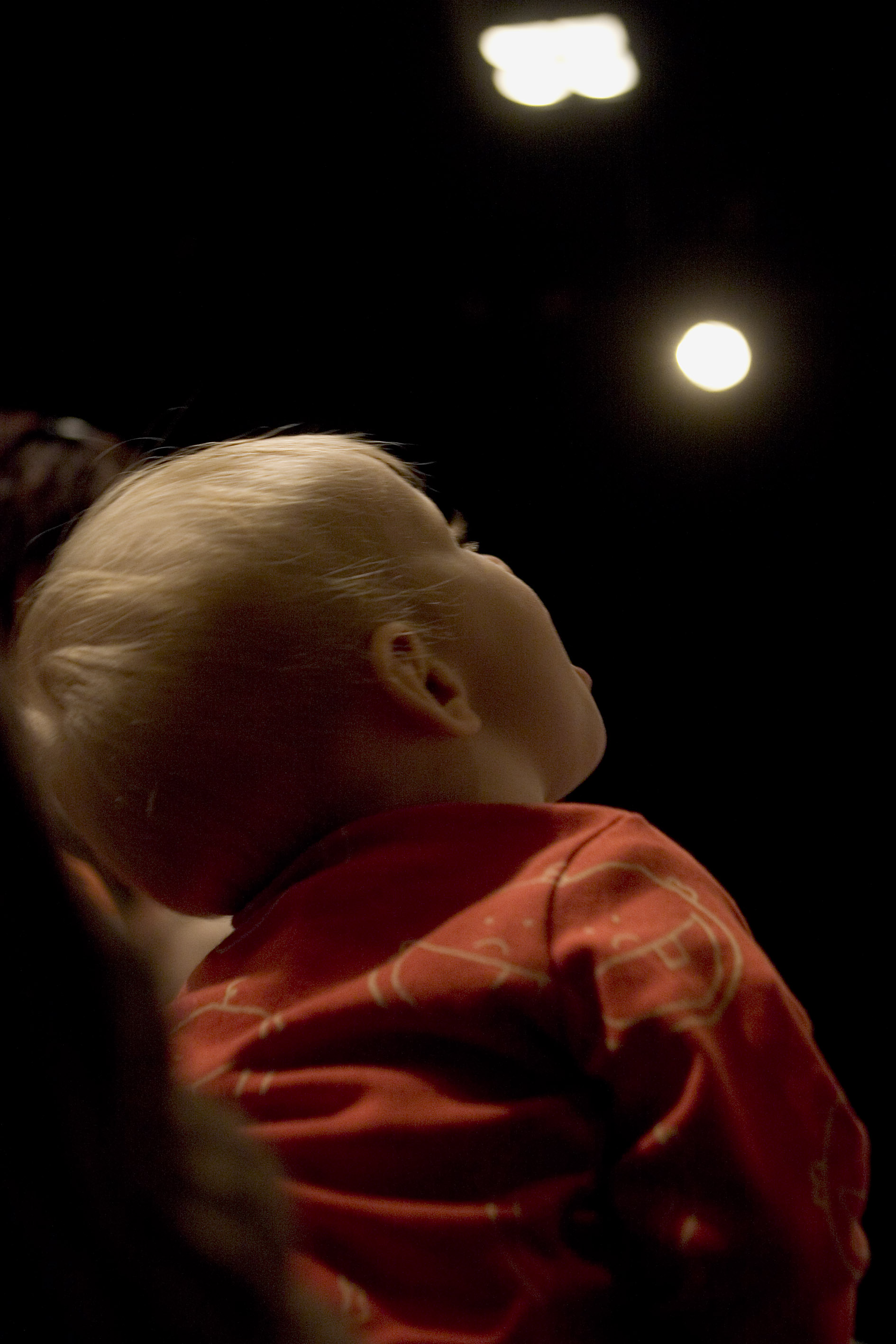 Föreställningsbild med publik från Babydrama på Unga Klara, Stockholms stadsteater