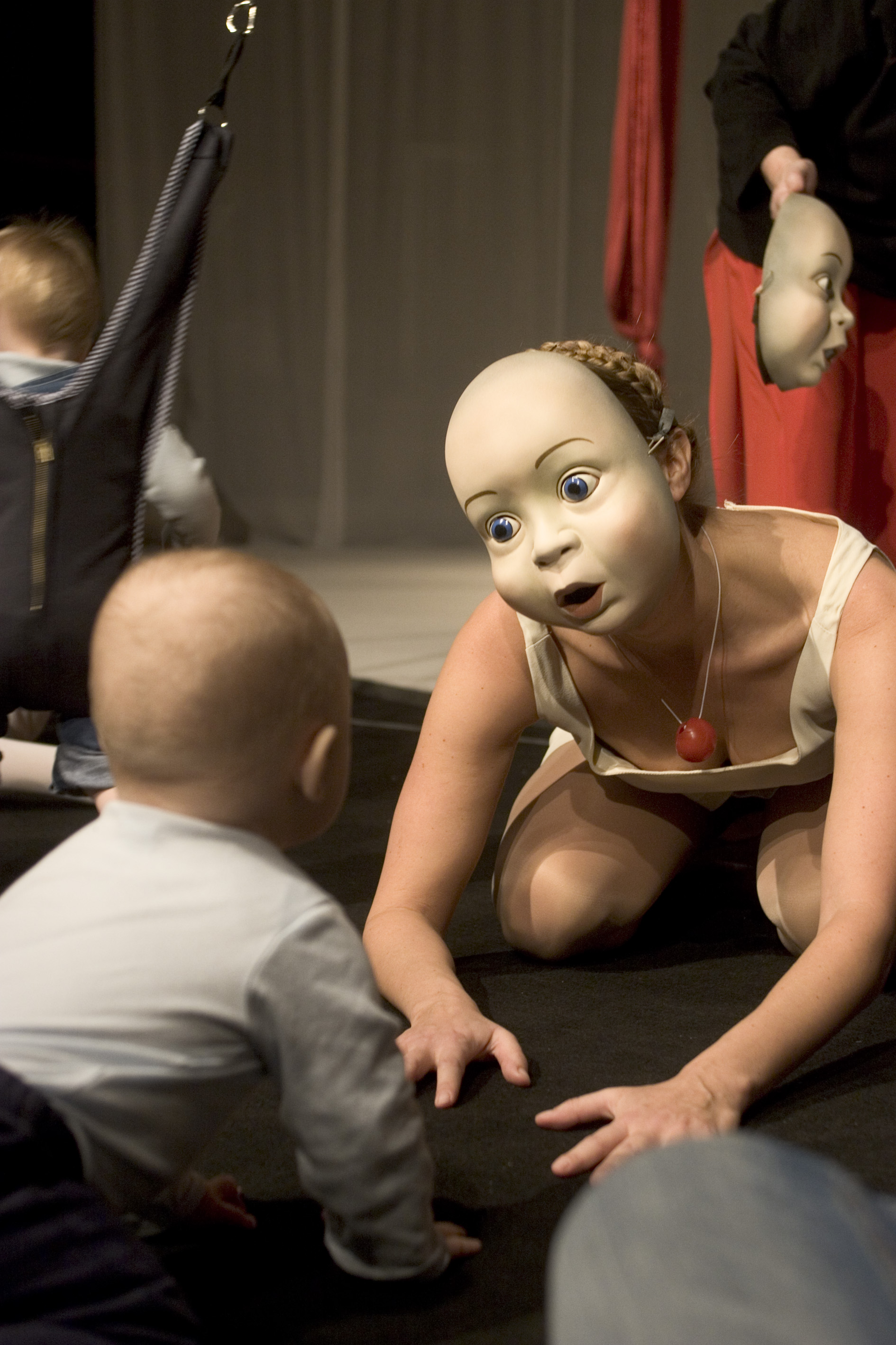 Föreställningsbild: Malin Cederbladh i Babydrama på Unga Klara,  Maskmakare My Walther, Stockholms stadsteater
