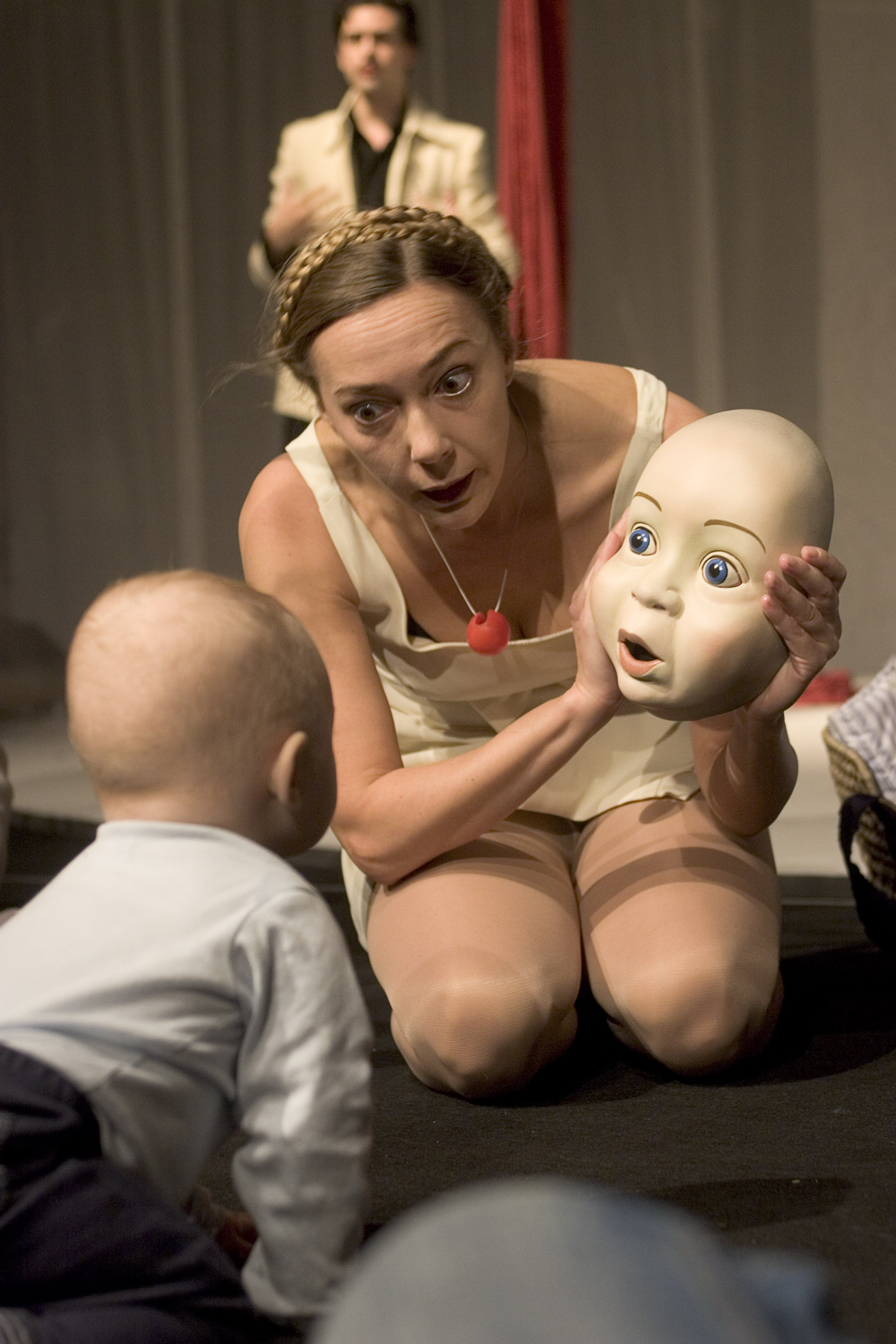 Föreställningsbild:: Malin Cederbladh i Babydrama på Unga Klara,  Maskmakare My Walther, Stockholms stadsteater