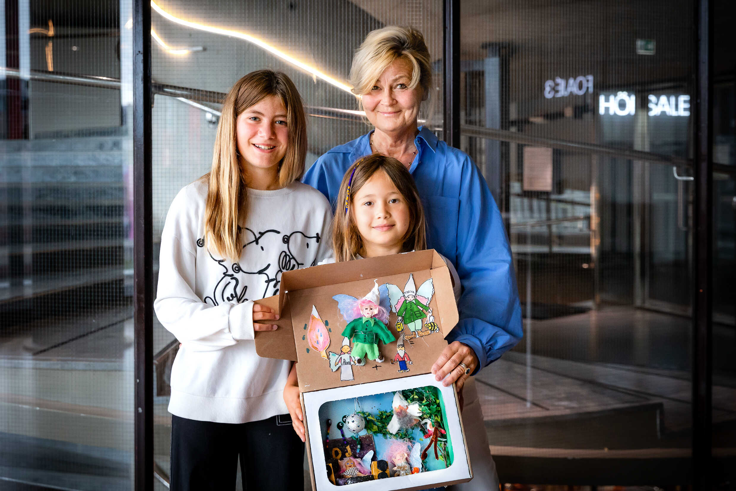 Clara och Stella Bergfeldt med mormor Eva Bergman deltog i konstprojektet som ledde fram till utställningen Loop av liv - konst i en ny tid.