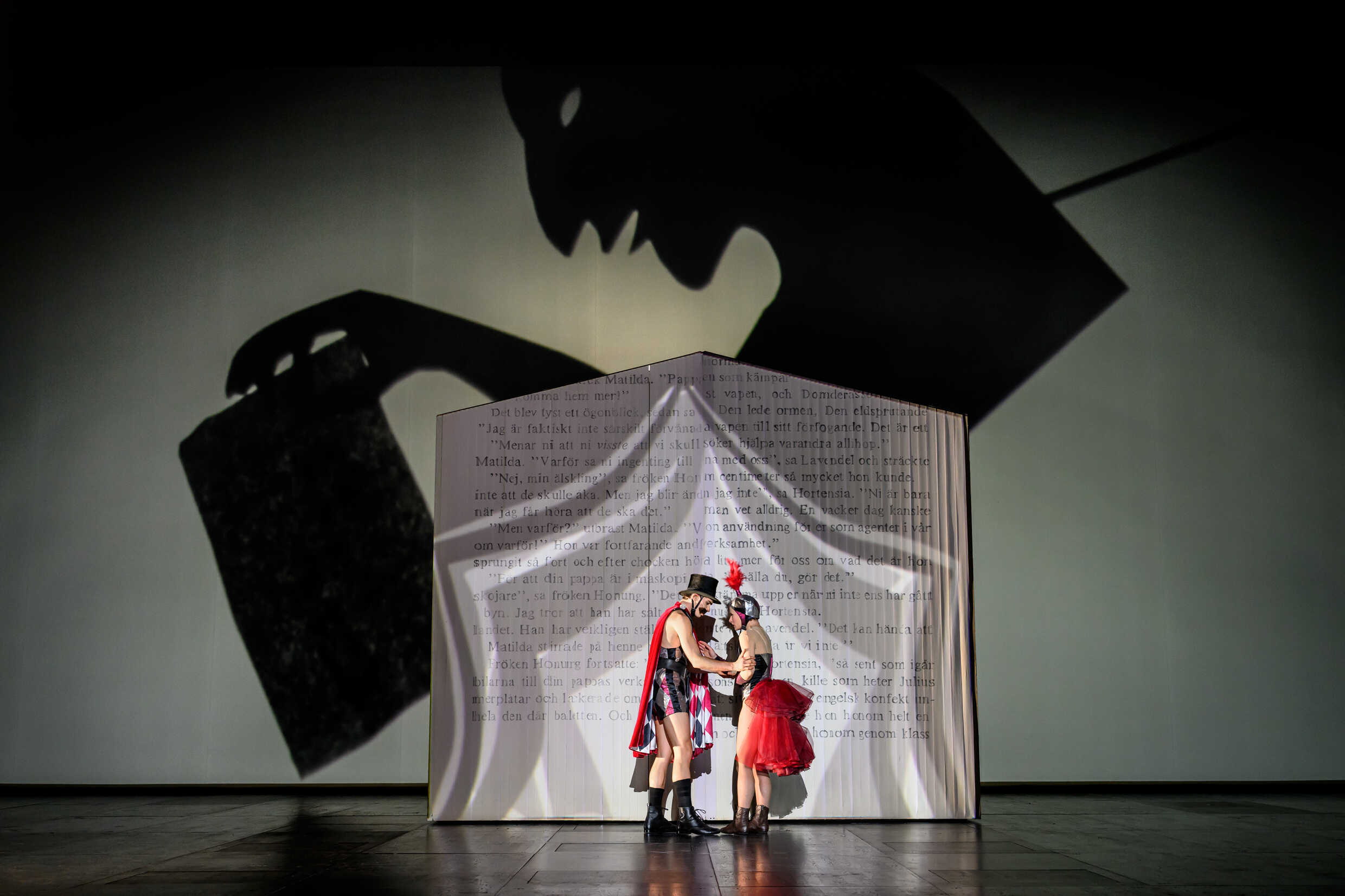 Oscar Törnell och Ellen Lindblad i Matilda The Musical, premiär 1 december på Stora scenen, Kulturhuset Stadsteatern.