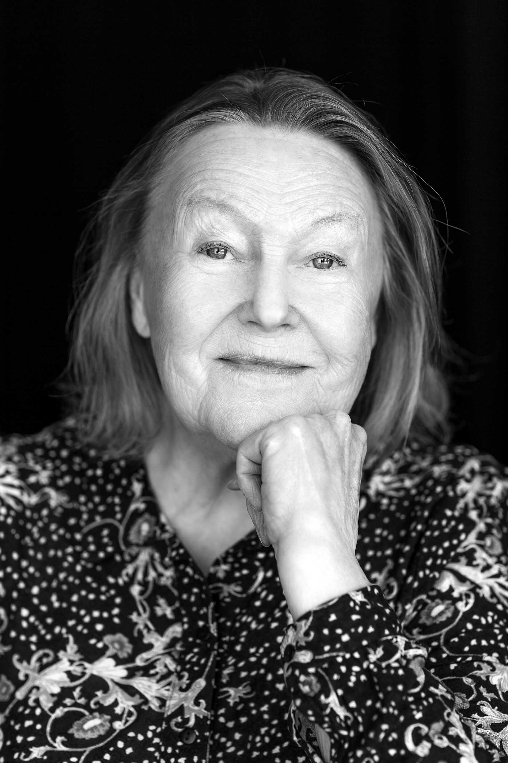 Porträttfoto på skådespelaren Lena-Pia Bernhardsson. 