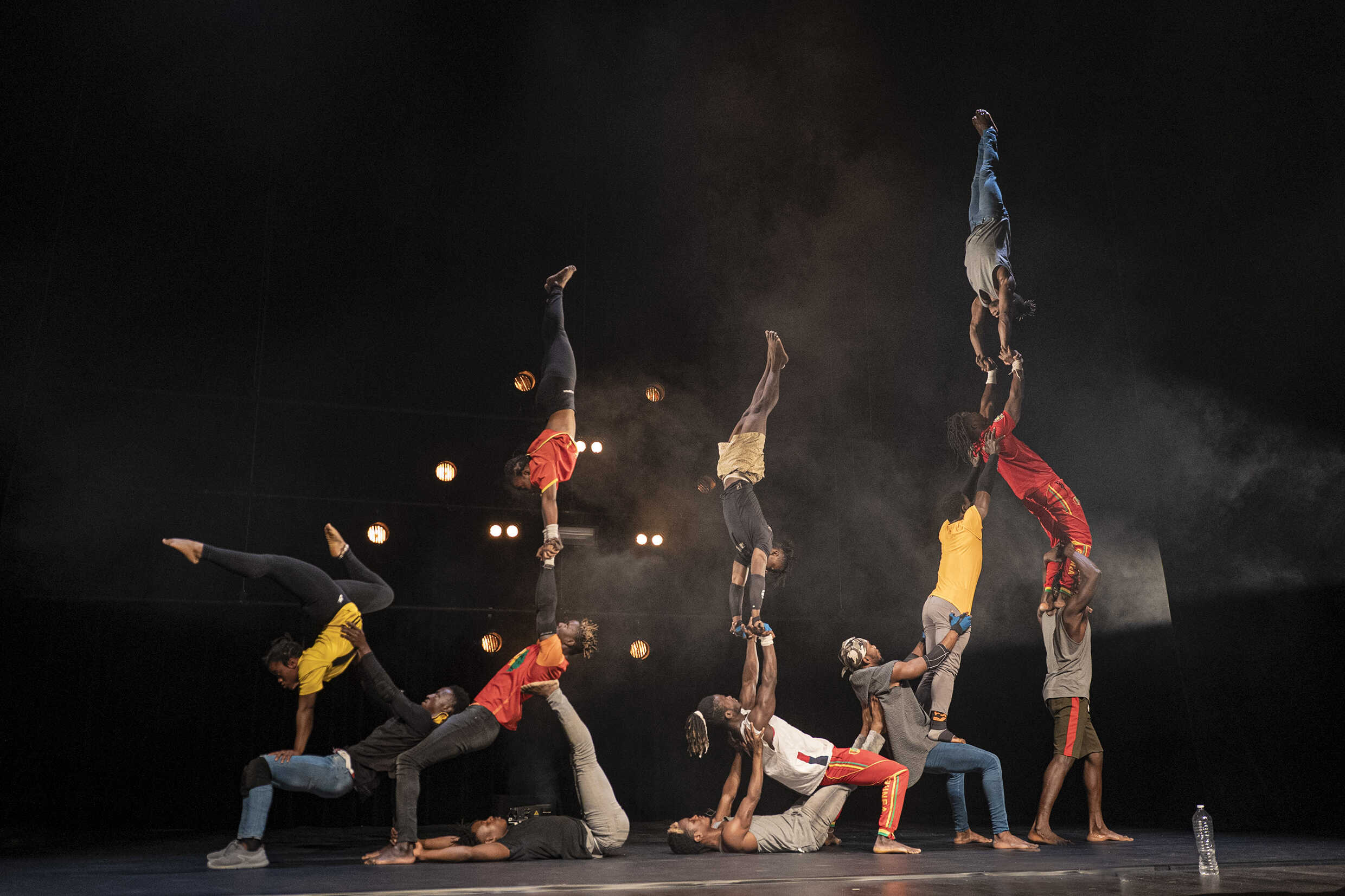 Circus Baobabs uppmärksammade föreställning YÉ!, spelar på Stora scenen, Kulturhuset Stadsteatern, den 31 augusti-1 september 2024.