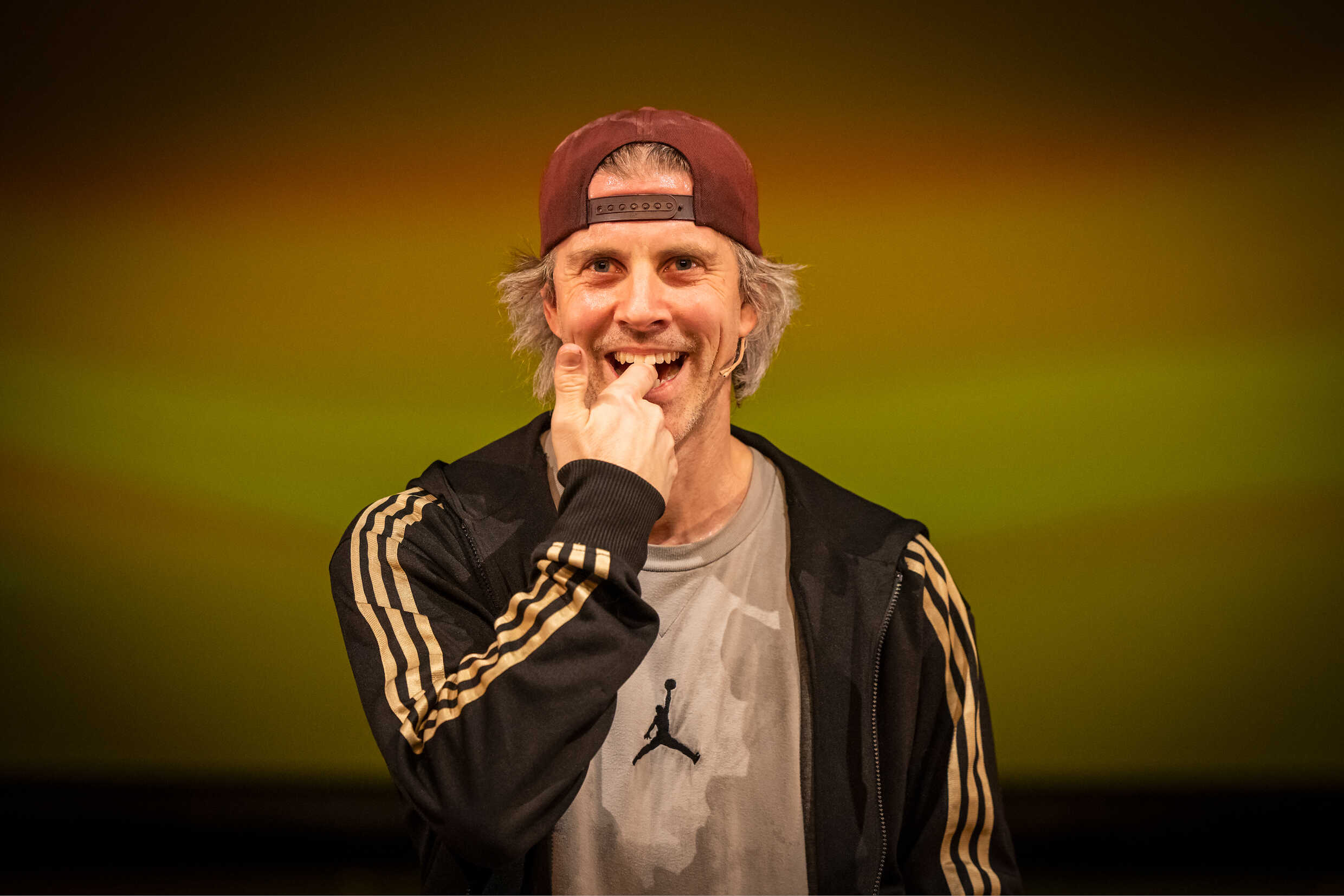Dansaren Fredrik Benke Rydman ler och biter sig i sitt finger. 