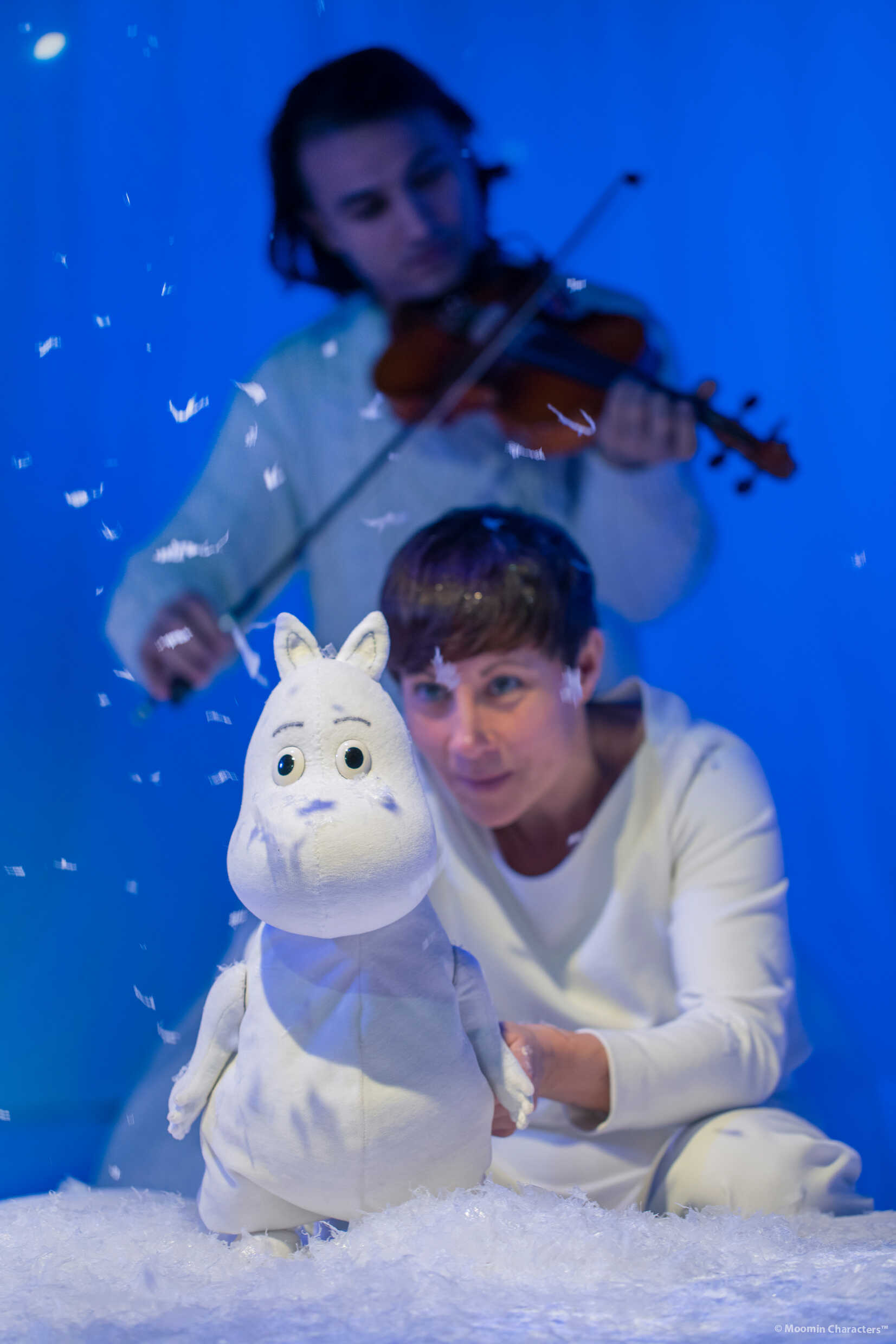 En dockskådespelare håller i en docka av ett mumintroll i föreställningen Granen. 