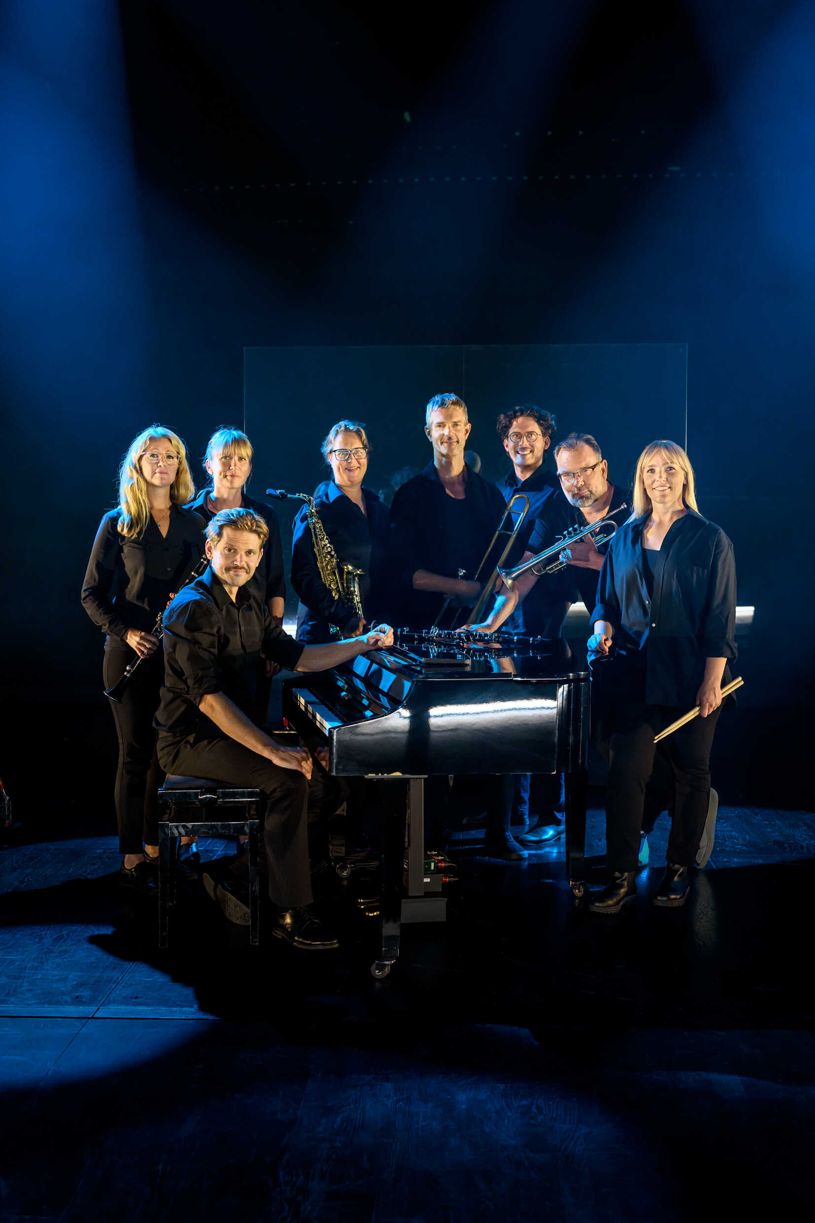 Orkester Company, premiär 30 augusti 2024 Stora Scenen. Johan Siberg, Oscar Micaelsson, Lina Lövstrand, Kristin Uglar, Jonas Lindeborg, Jenny Kristoffersson, Staffan Findin, Maria Olsson