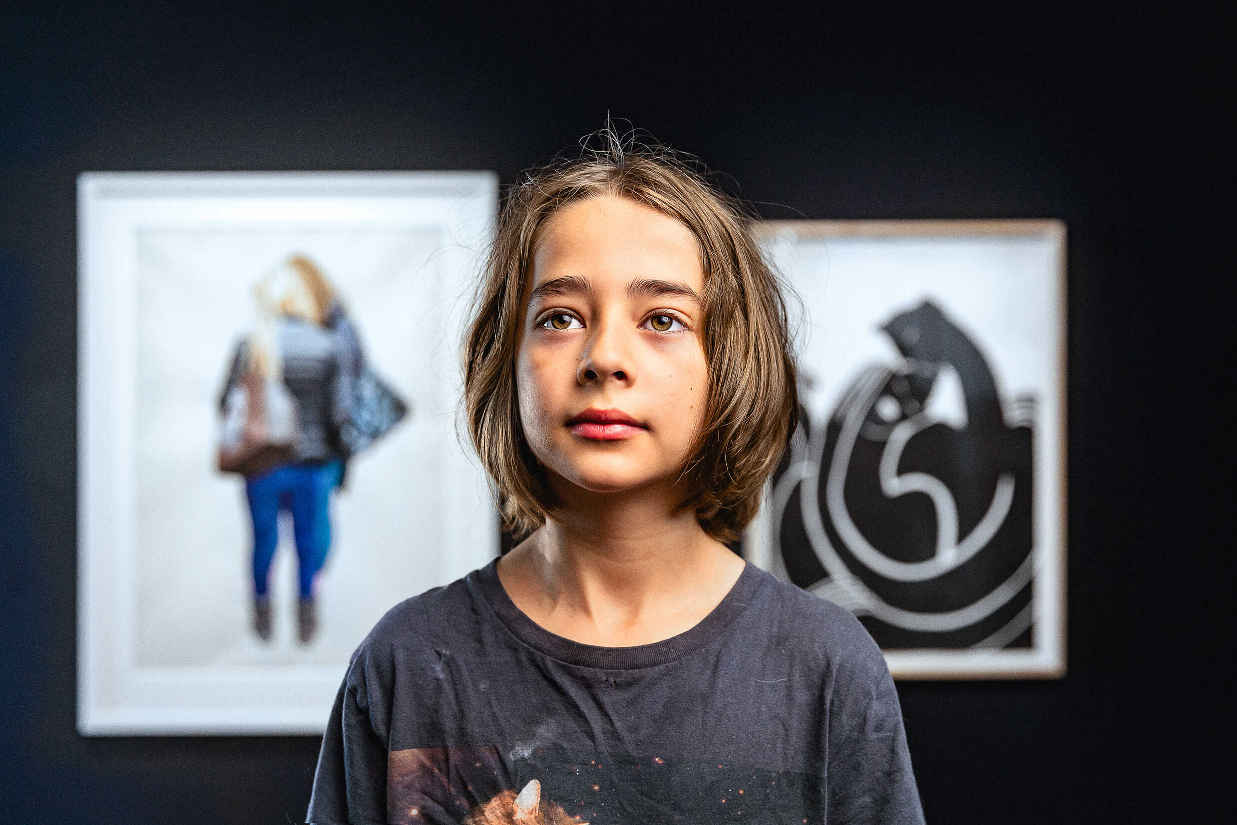 Barn visar konst i utställningen Människoungar på Kulturhuset Stadsteatern.