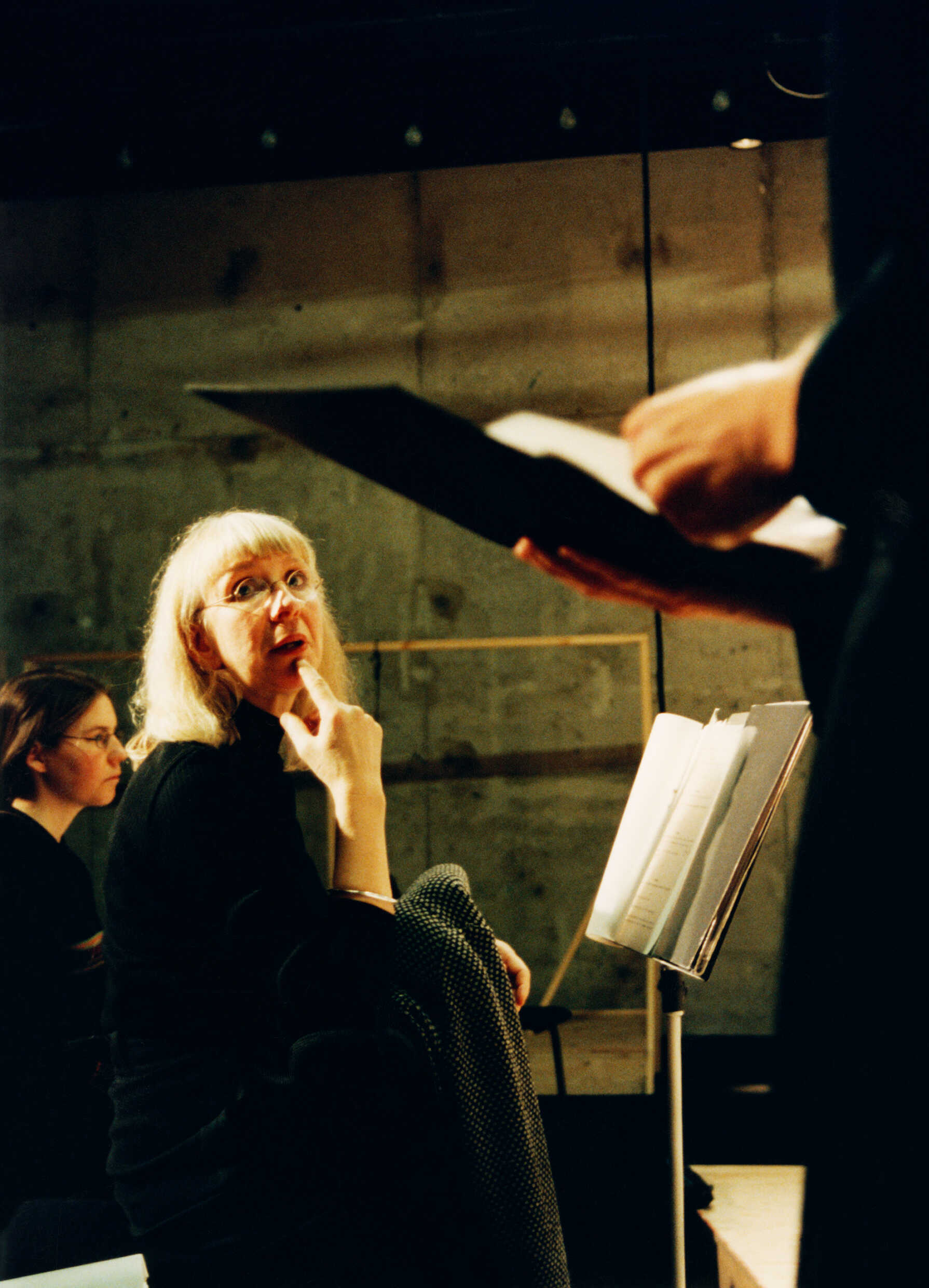 Flickan, mamman och soporna 1998. Av Erik Uddenberg efter boken av Suzanne Osten. Regi Suzanne Osten.