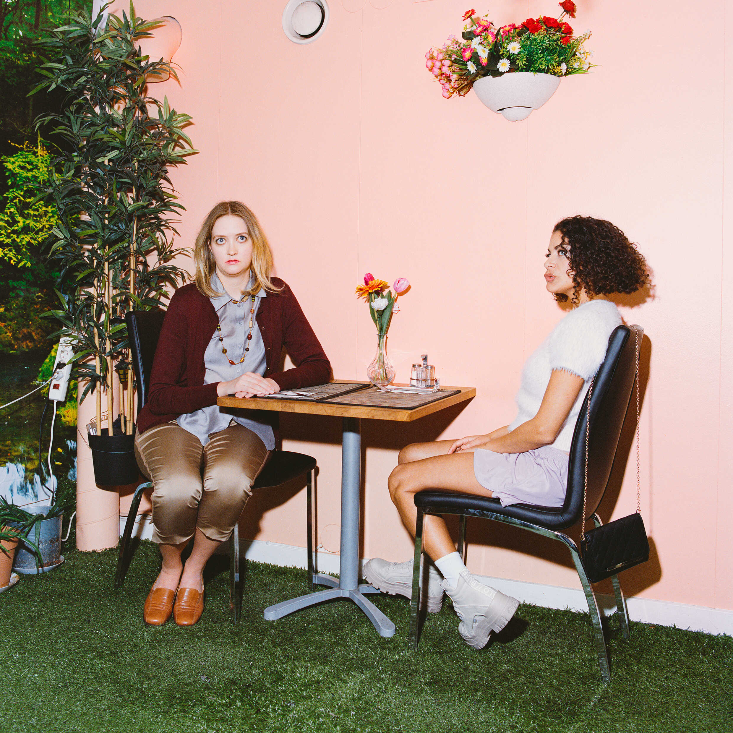 Astrid Drettner och Siham Shurafa i Studie i mänskligt beteende. Premiär 7 mars 2025 på Klarascenen, Kulturhuset Stadsteatern.