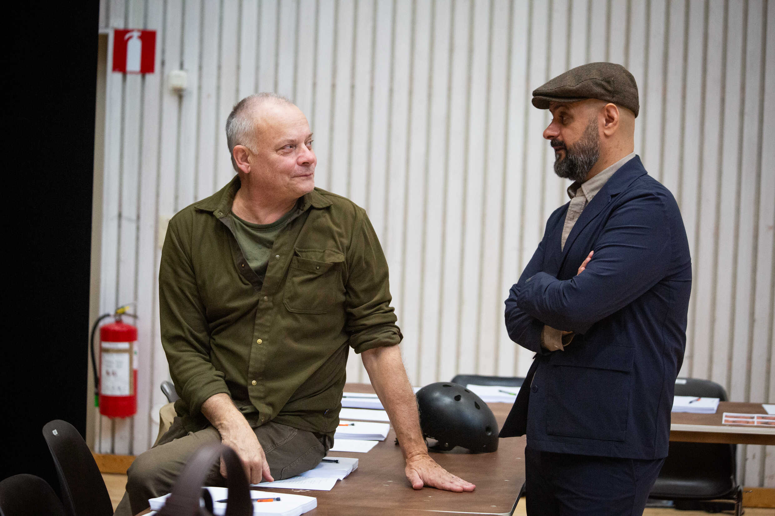 Gerhard Hoberstorfer och Shebly Niavarani i Den långa flykten.