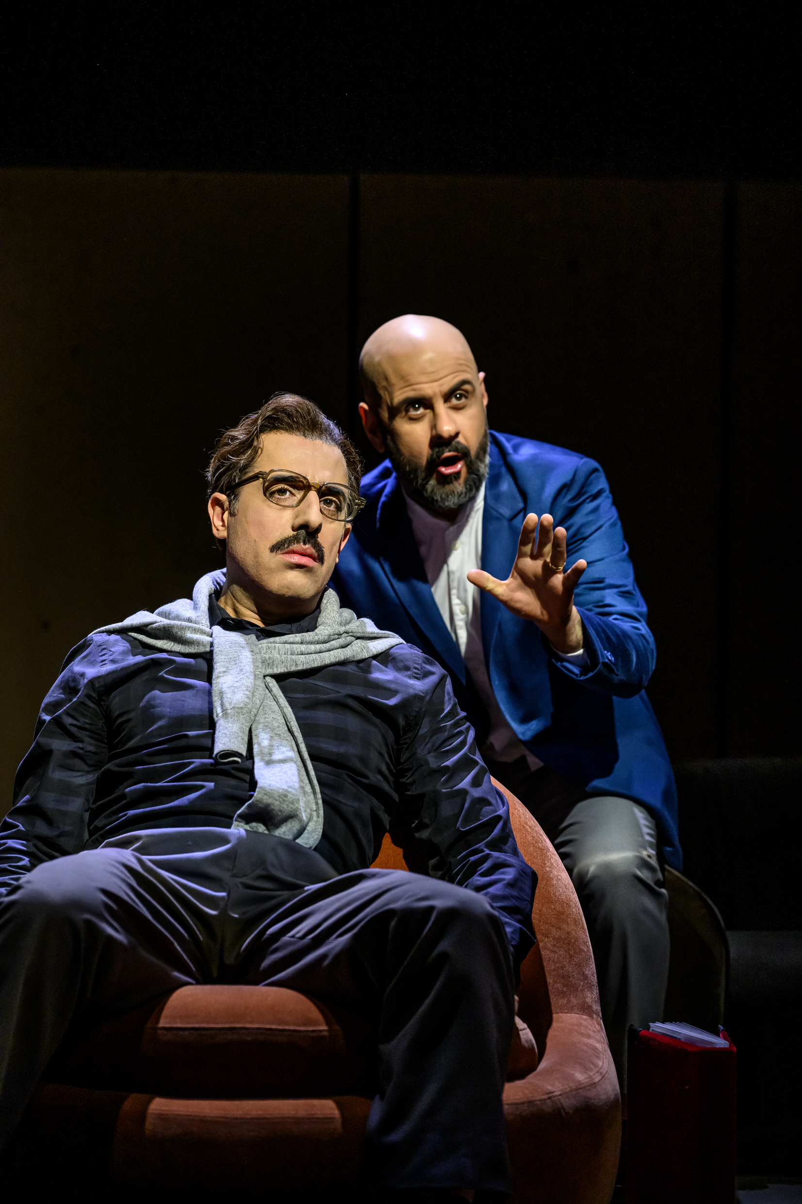 Bahador Foladi och hebly Niavarani i Det stora lördagspaketet. Premiär den 4 april 2025 på Klarascenen.