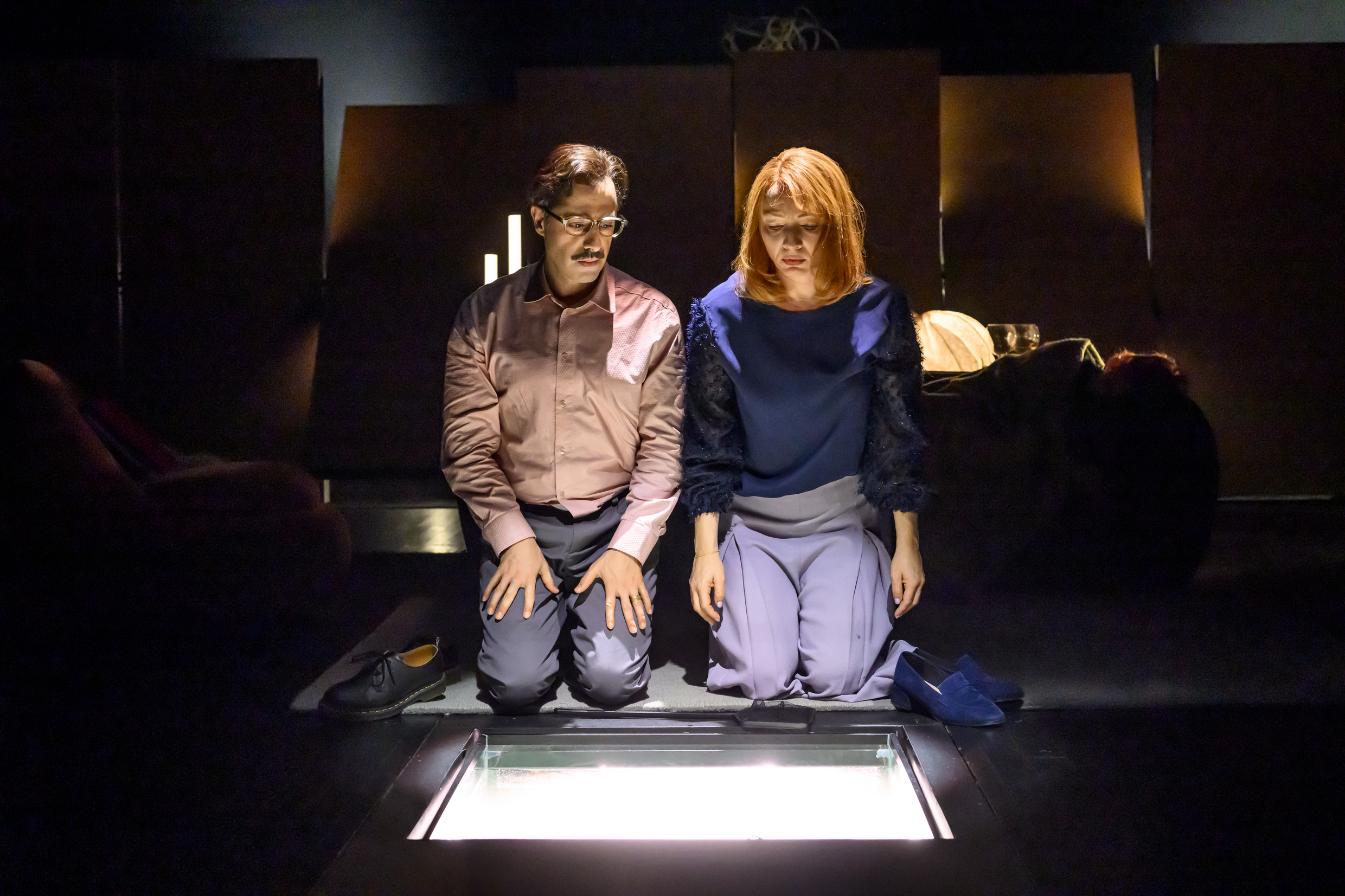 Bahador Foladi och Sara Jangfeldt i Det stora lördagspaketet. Premiär den 4 april 2025 på Klarascenen.