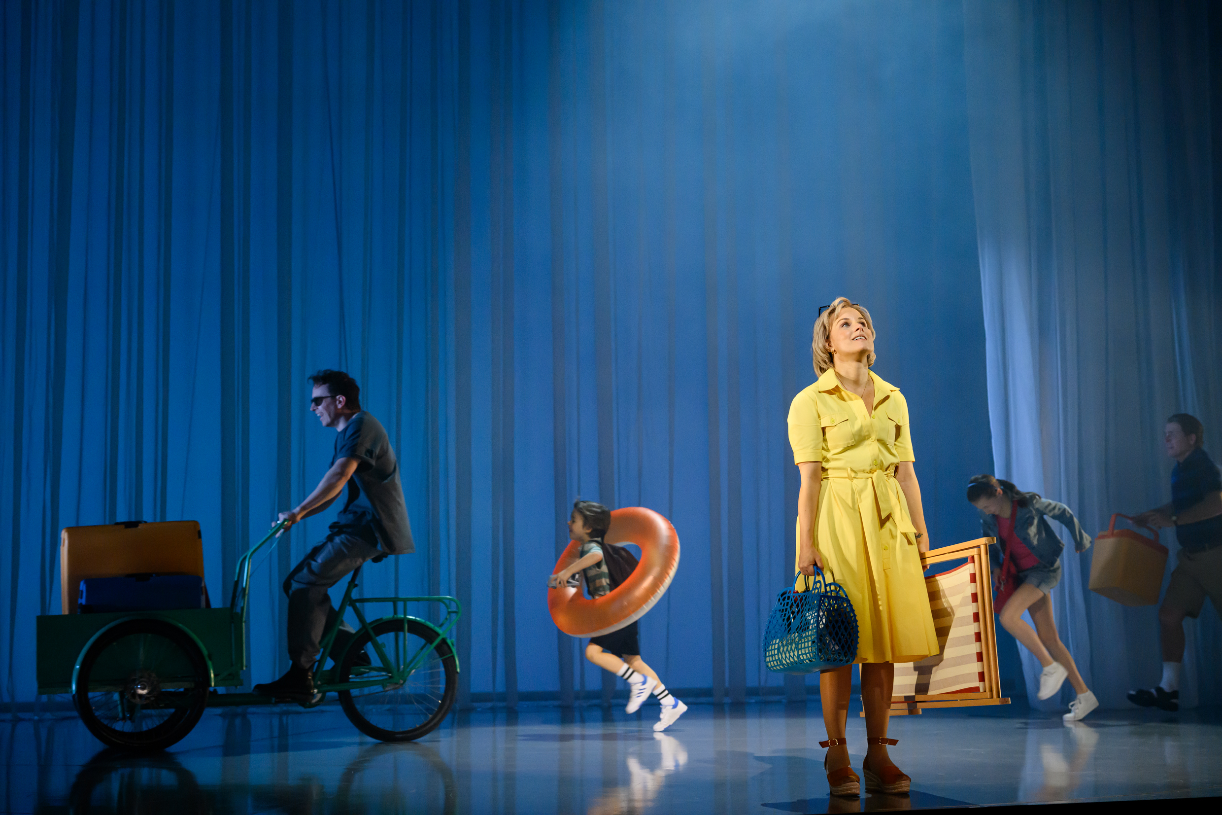 Hampus Hallberg, Ivar-Lo af Sandeberg, Helena af Sandeberg, Yasenia Apalonina och Henrik Norlén i Pensionat Oskar. Premiär 25 april på Stora scenen, Kulturhuset Stadsteatern.