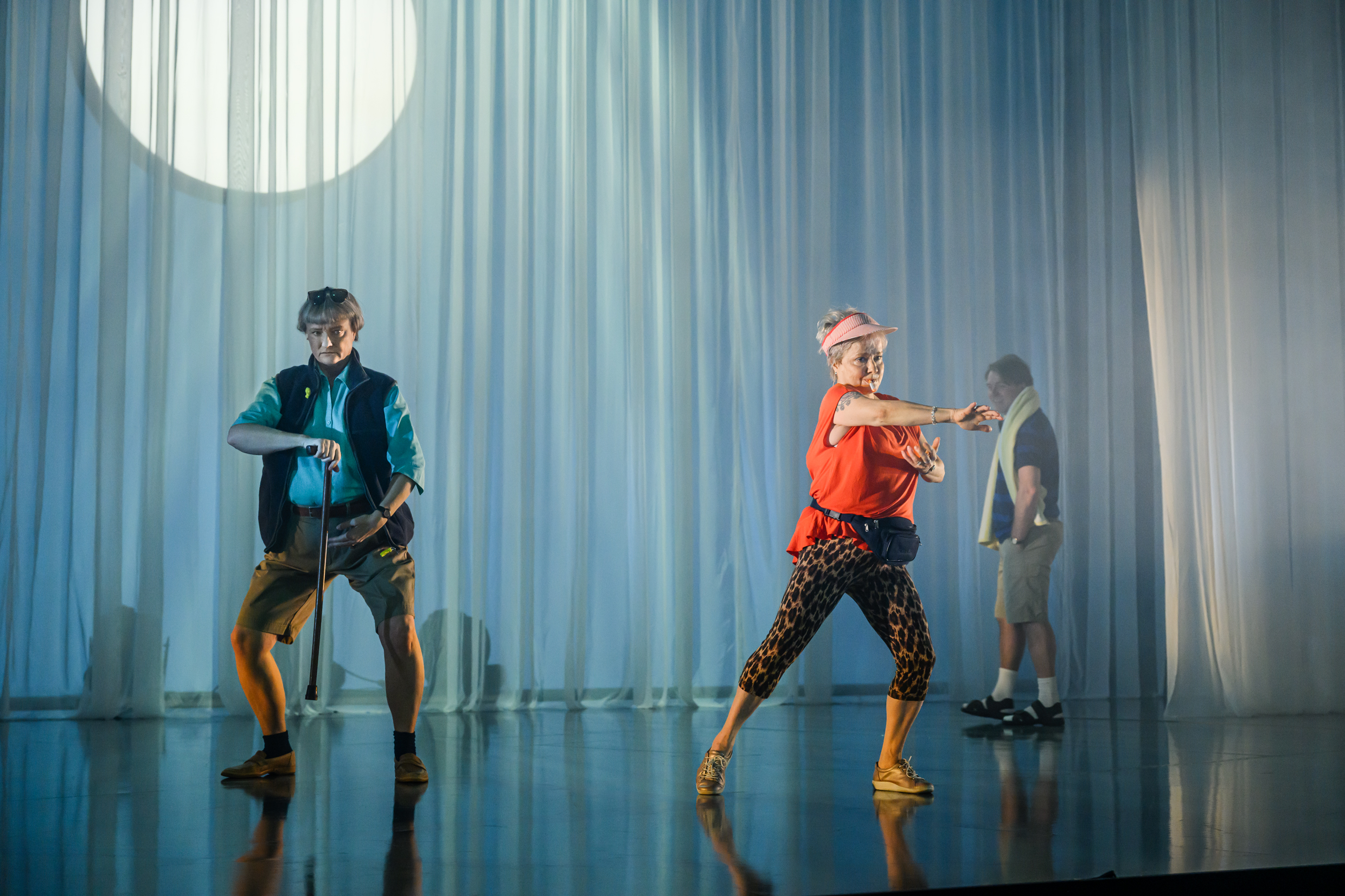 Anna Takanen, Siri Hamari och Henrik Norlén i Pensionat Oskar. Premiär 25 april på Stora scenen, Kulturhuset Stadsteatern.