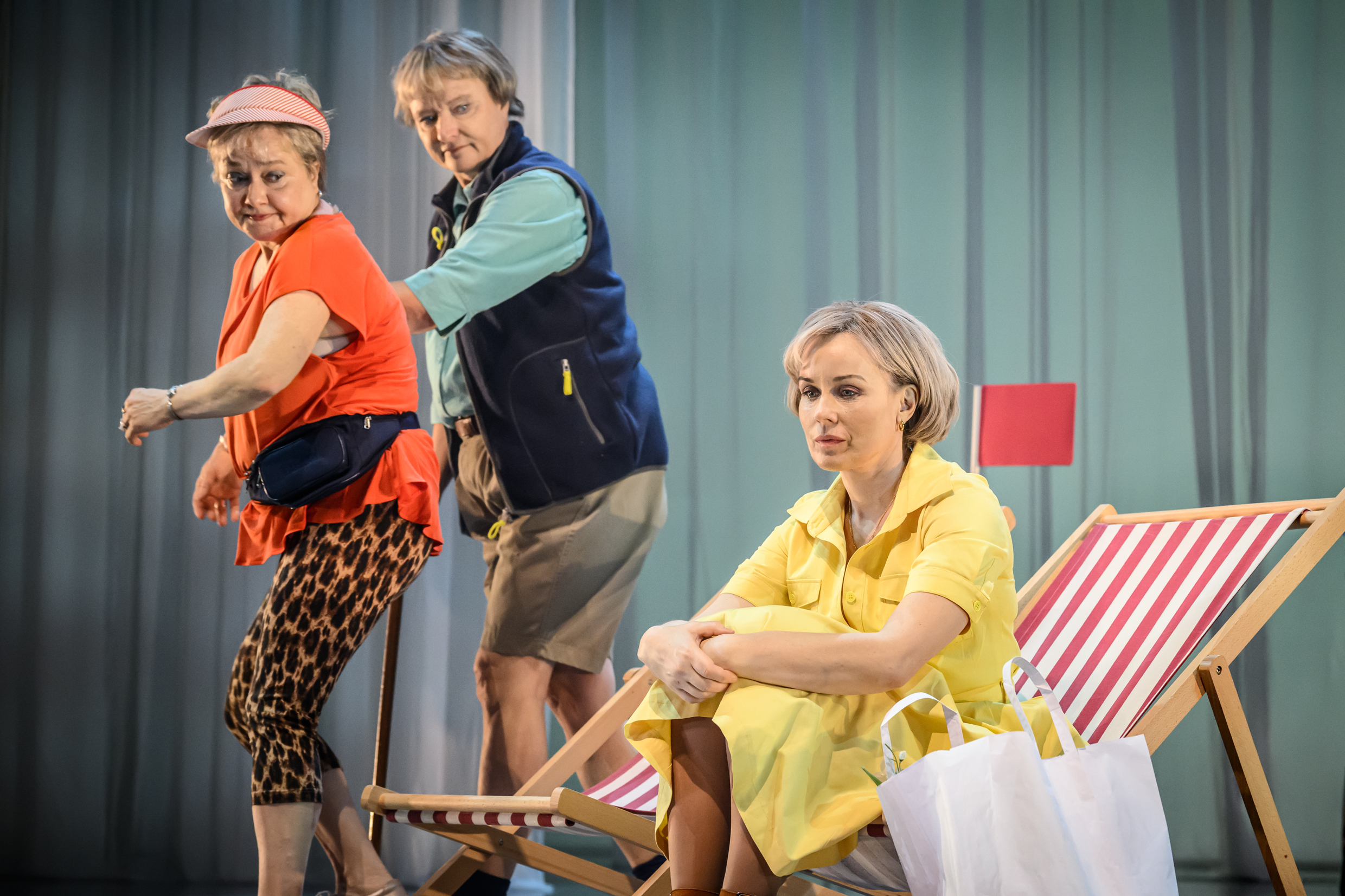 Siri Hamari, Anna Takanen och Helena af Sandeberg i Pensionat Oskar. Premiär 25 april på Stora scenen, Kulturhuset Stadsteatern.