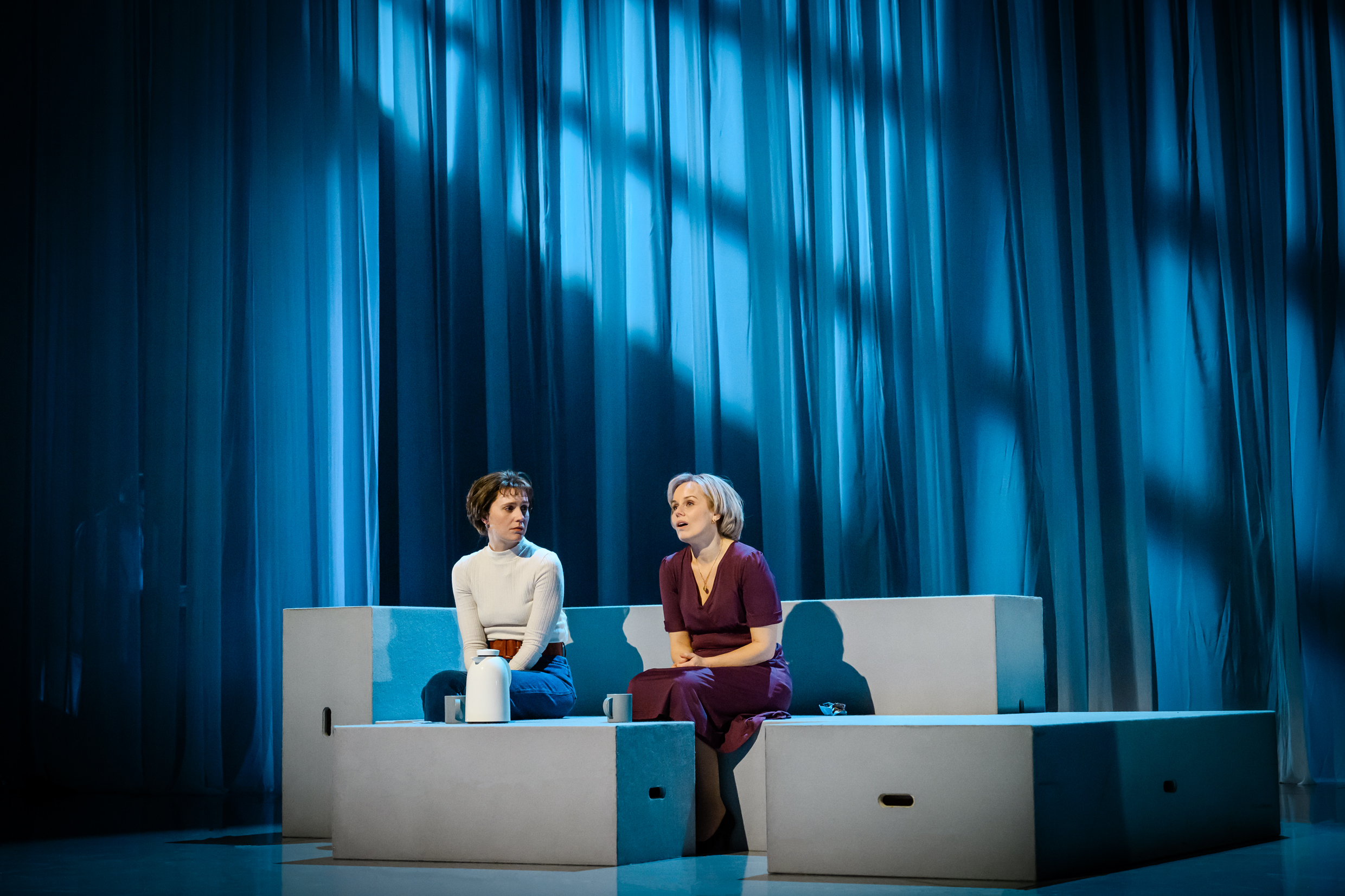 Emma Österlöf och Helena af Sandeberg i Pensionat Oskar. Premiär 25 april på Stora scenen, Kulturhuset Stadsteatern.