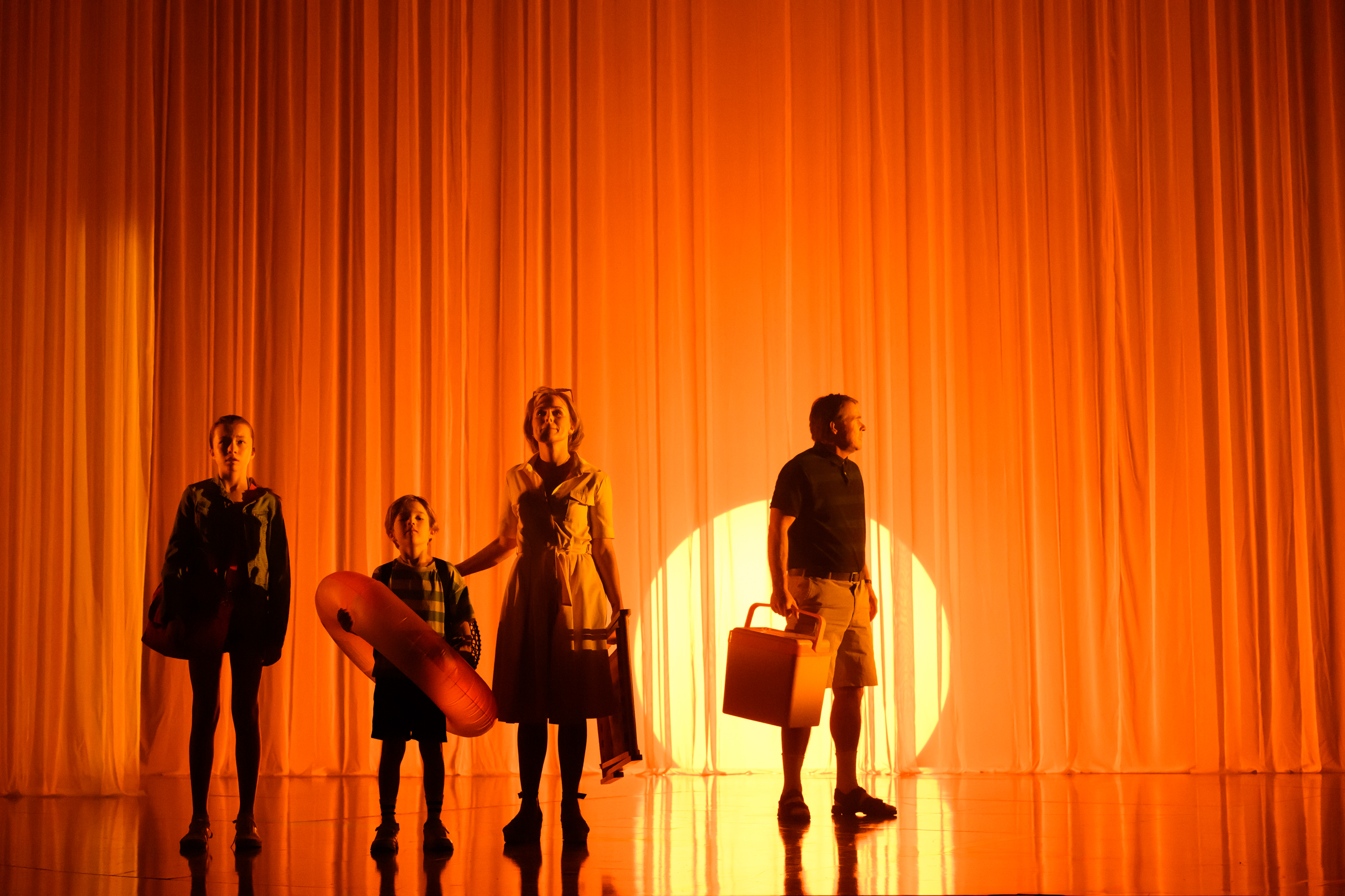 Yasenia Apalonina, Ivar-Lo af Sandeberg, Helena af Sandeberg och Henrik Norlén. Premiär 25 april på Stora scenen, Kulturhuset Stadsteatern.