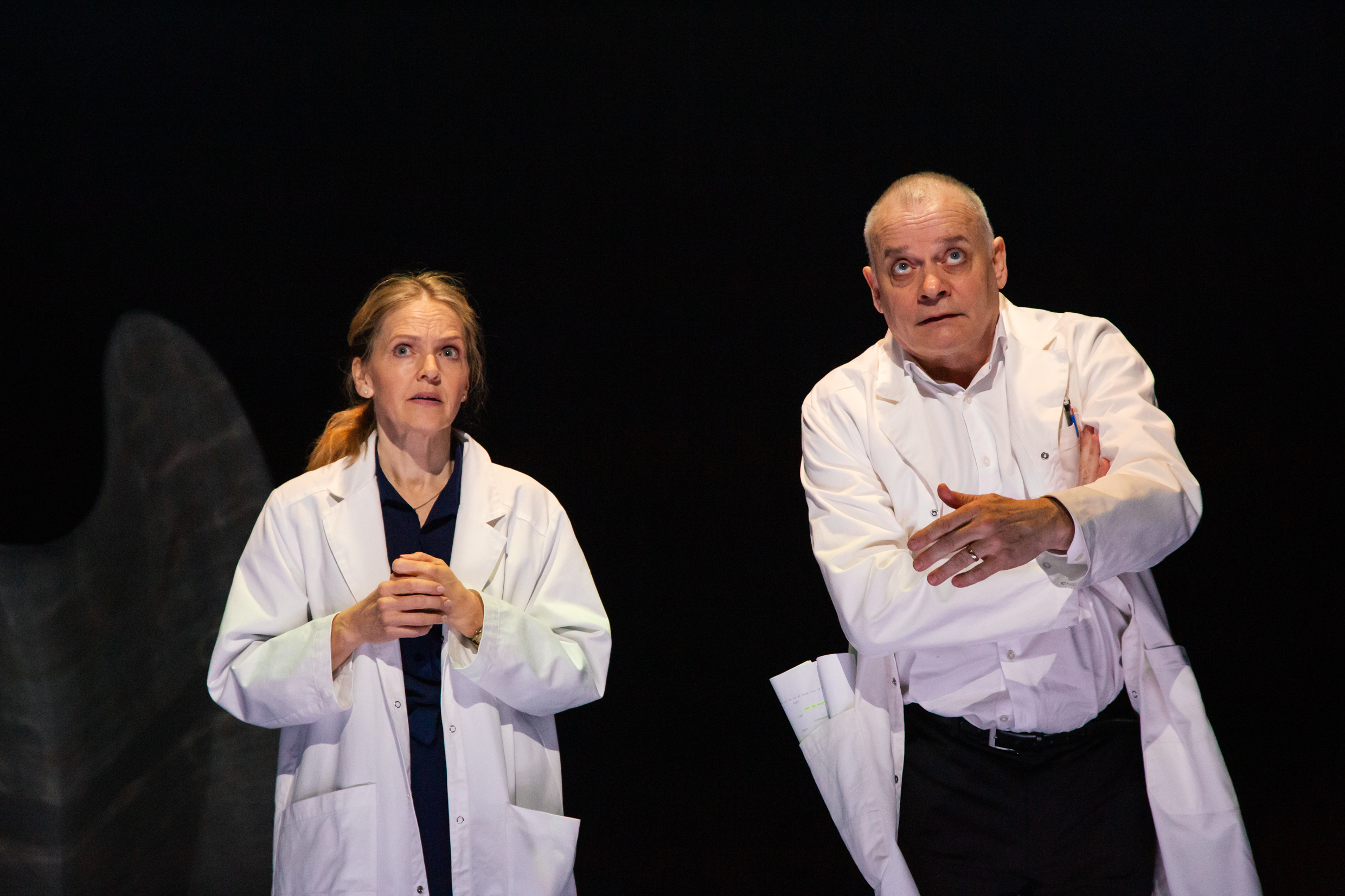 Ann-Sofie Rase och Gerhard Hoberstorfer i Effekten. Premiär 11 april 2025 på Lilla scenen, Kulturhuset Stadsteatern.