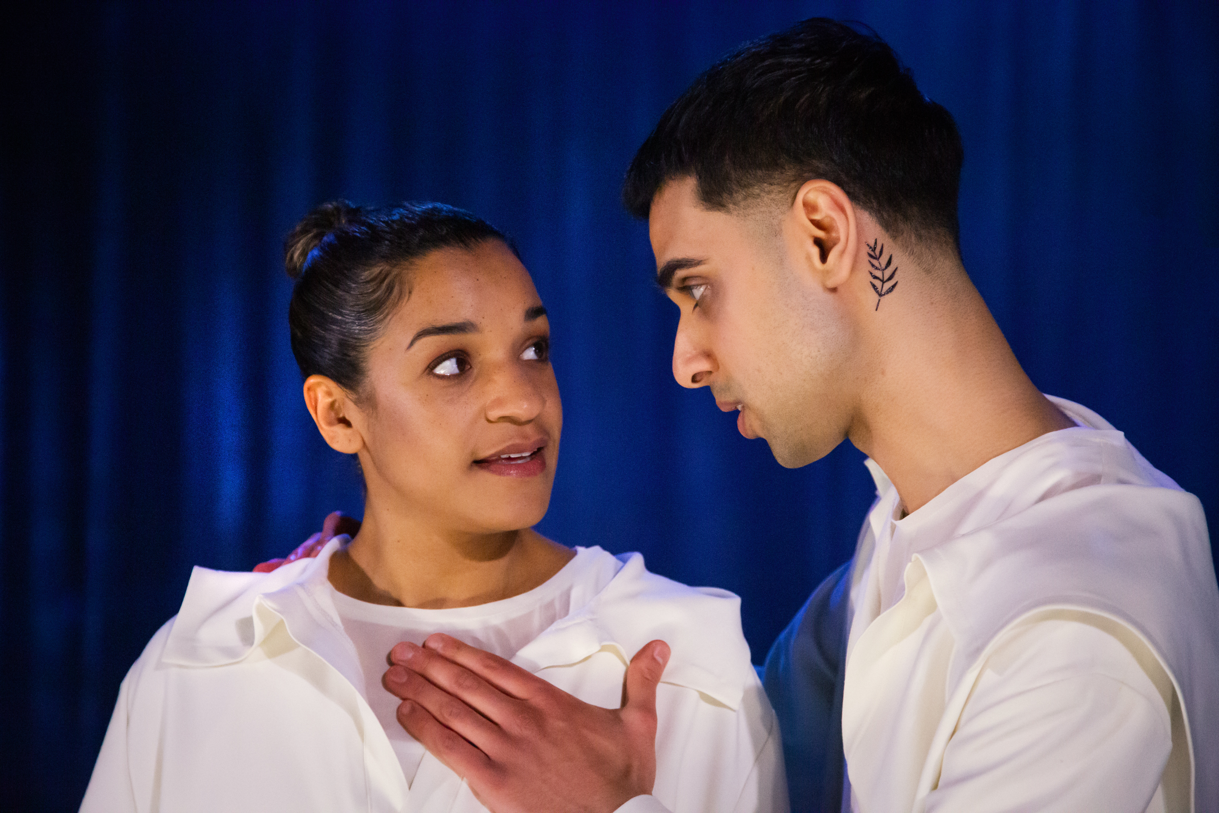 Angelika Prick och Emil Hedayat i Effekten. Premiär 11 april 2025 på Lilla scenen, Kulturhuset Stadsteatern.