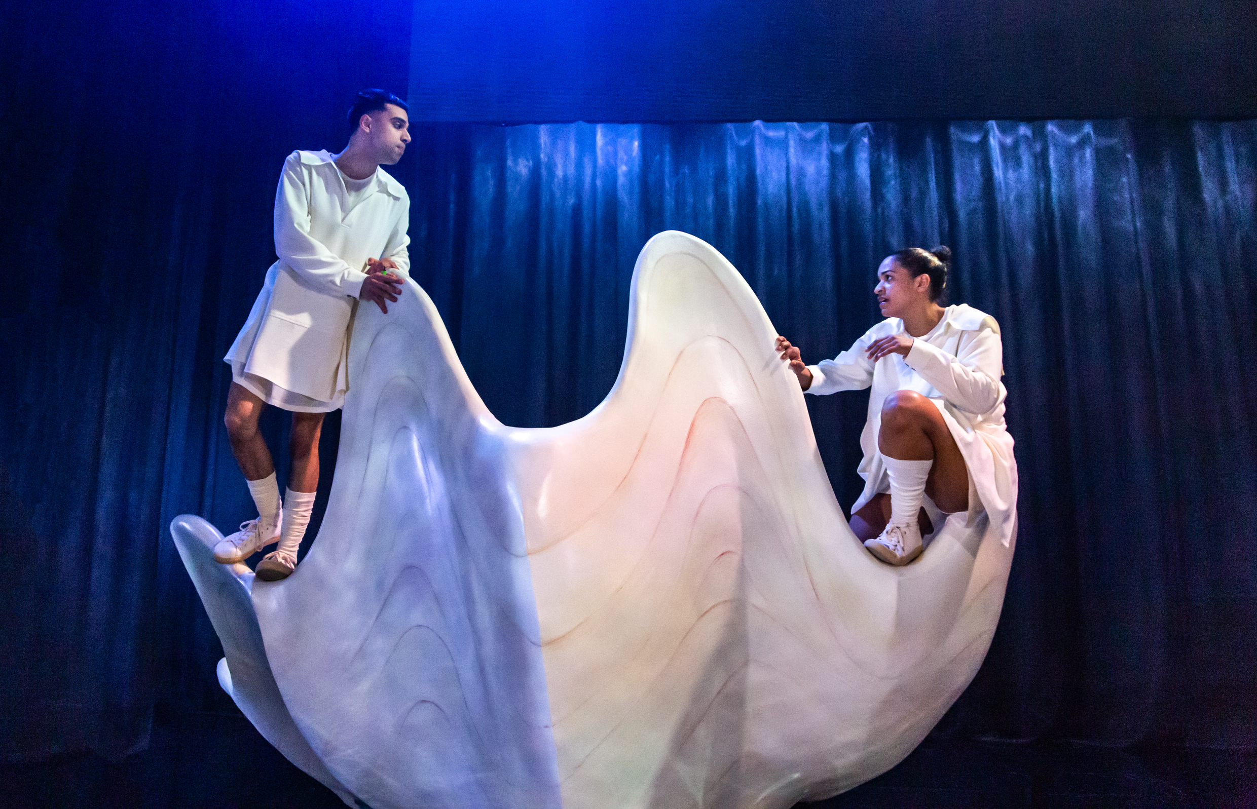 Emil Hedayat och Angelika Prick i Effekten. Premiär 11 april 2025 på Lilla scenen, Kulturhuset Stadsteatern.
