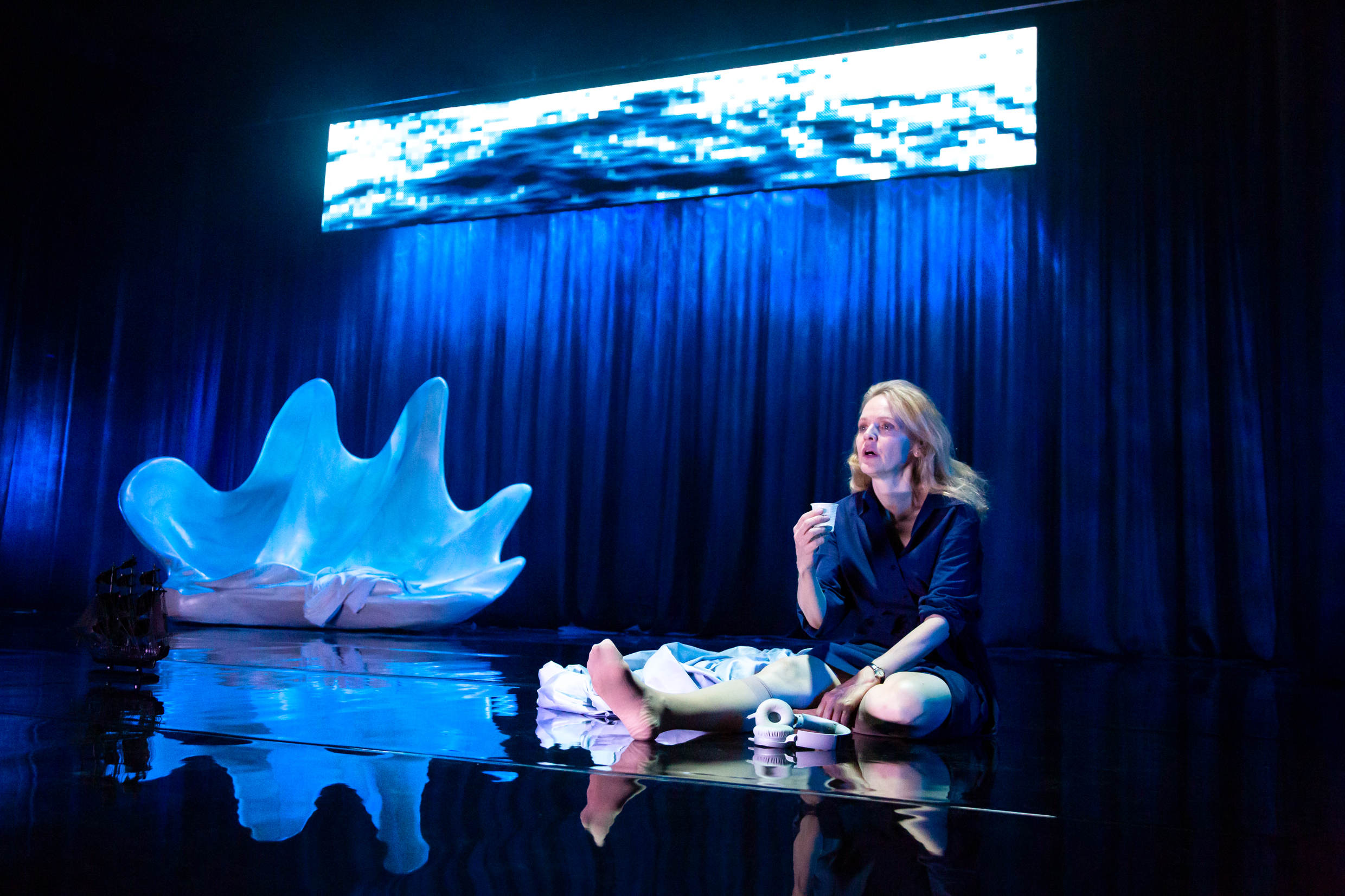 Ann-Sofie Rase i Effekten. Premiär 11 april 2025 på Lilla scenen, Kulturhuset Stadsteatern.