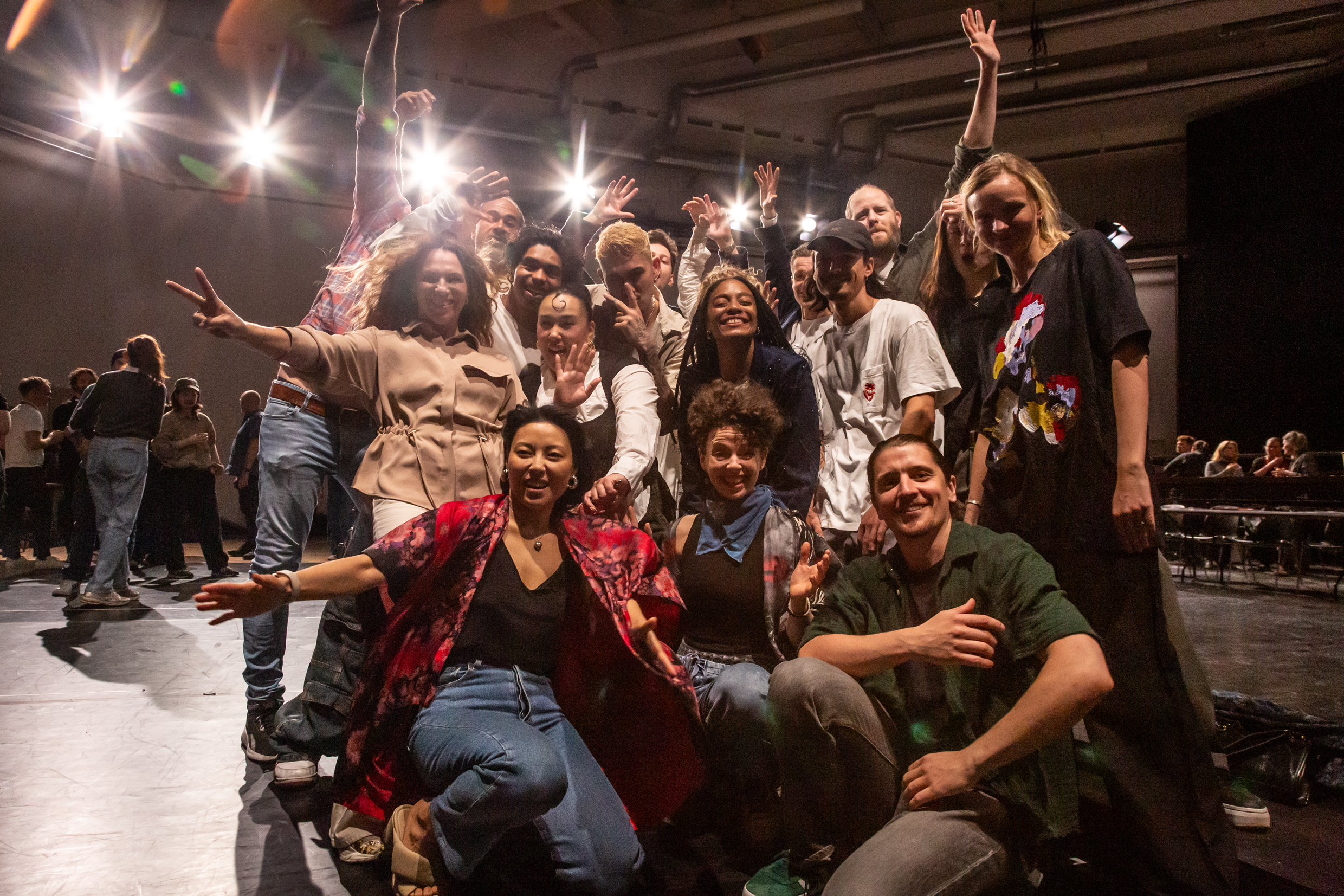 Medverkande i Lonely Together. Världspremiär 29 augusti 2025 på Stora scenen, Kulturhuset Stadsteatern.