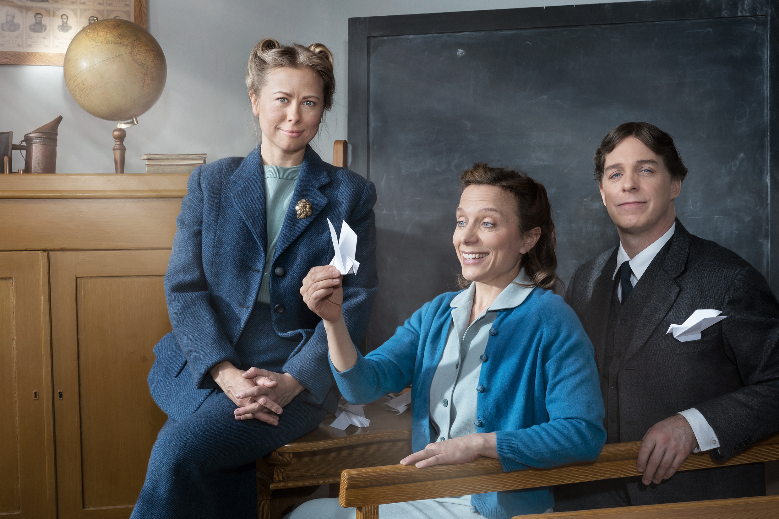 Lisa Larsson, Janna Granström och Fredrik Meyer i Hela Sveriges mor. Urpremiär 9 september 2025 på Soppteatern - Kulturhuset Stadsteatern