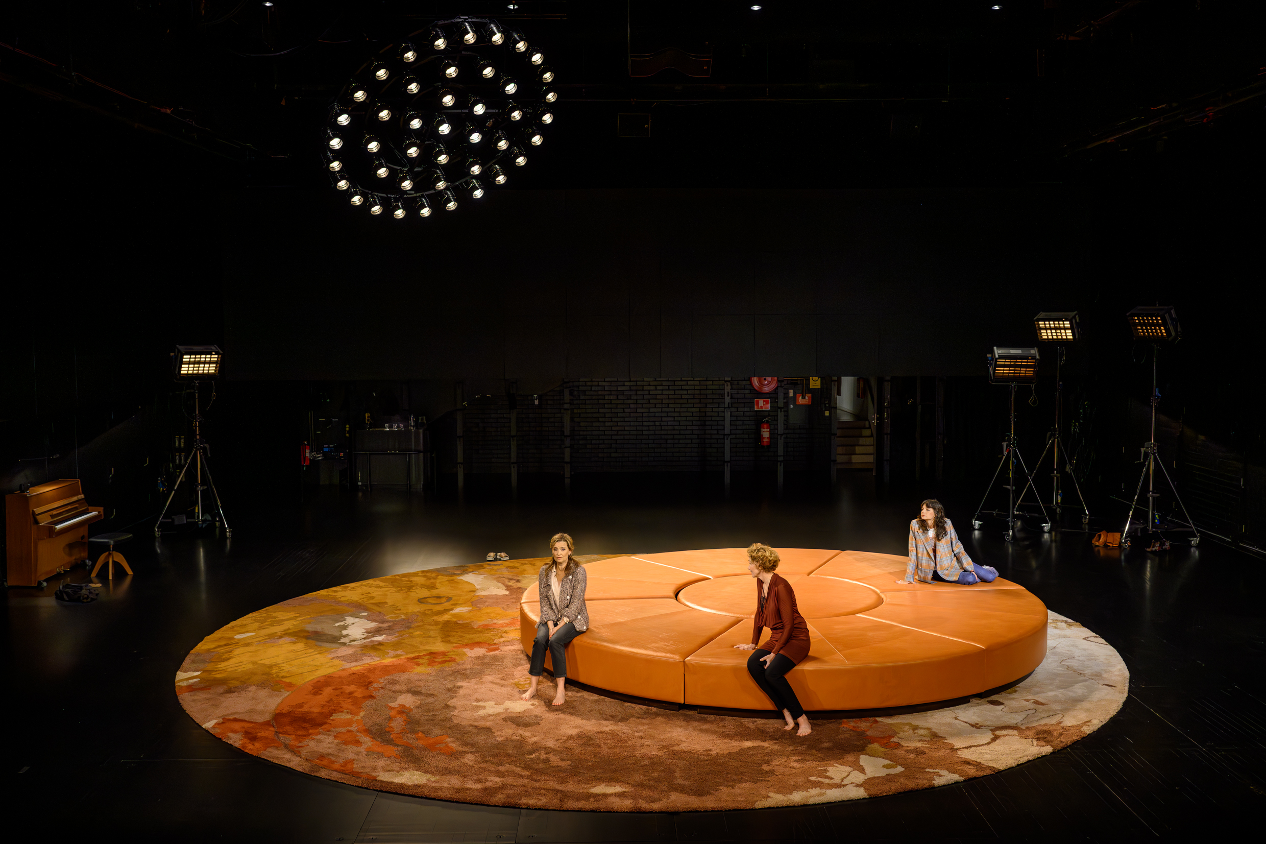 Ensemblen i I vårt ställe, Sverigepremiär 28 augusti på Klarascenen, Kulturhuset Stadsteatern.