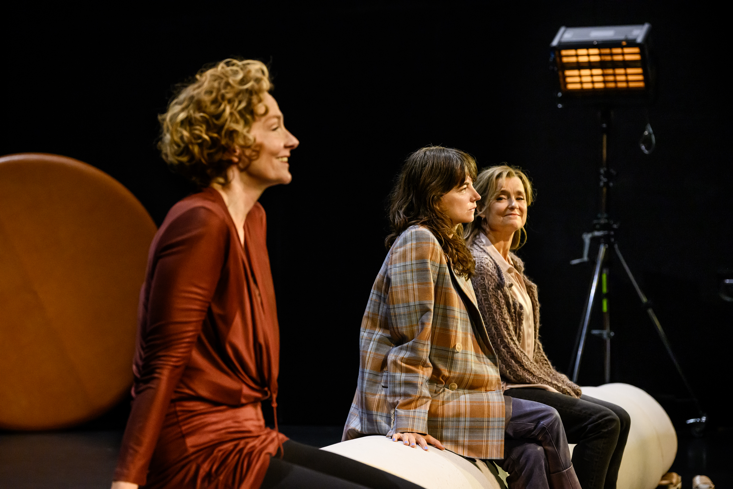 Ensemblen i I vårt ställe, Sverigepremiär 28 augusti på Klarascenen, Kulturhuset Stadsteatern.