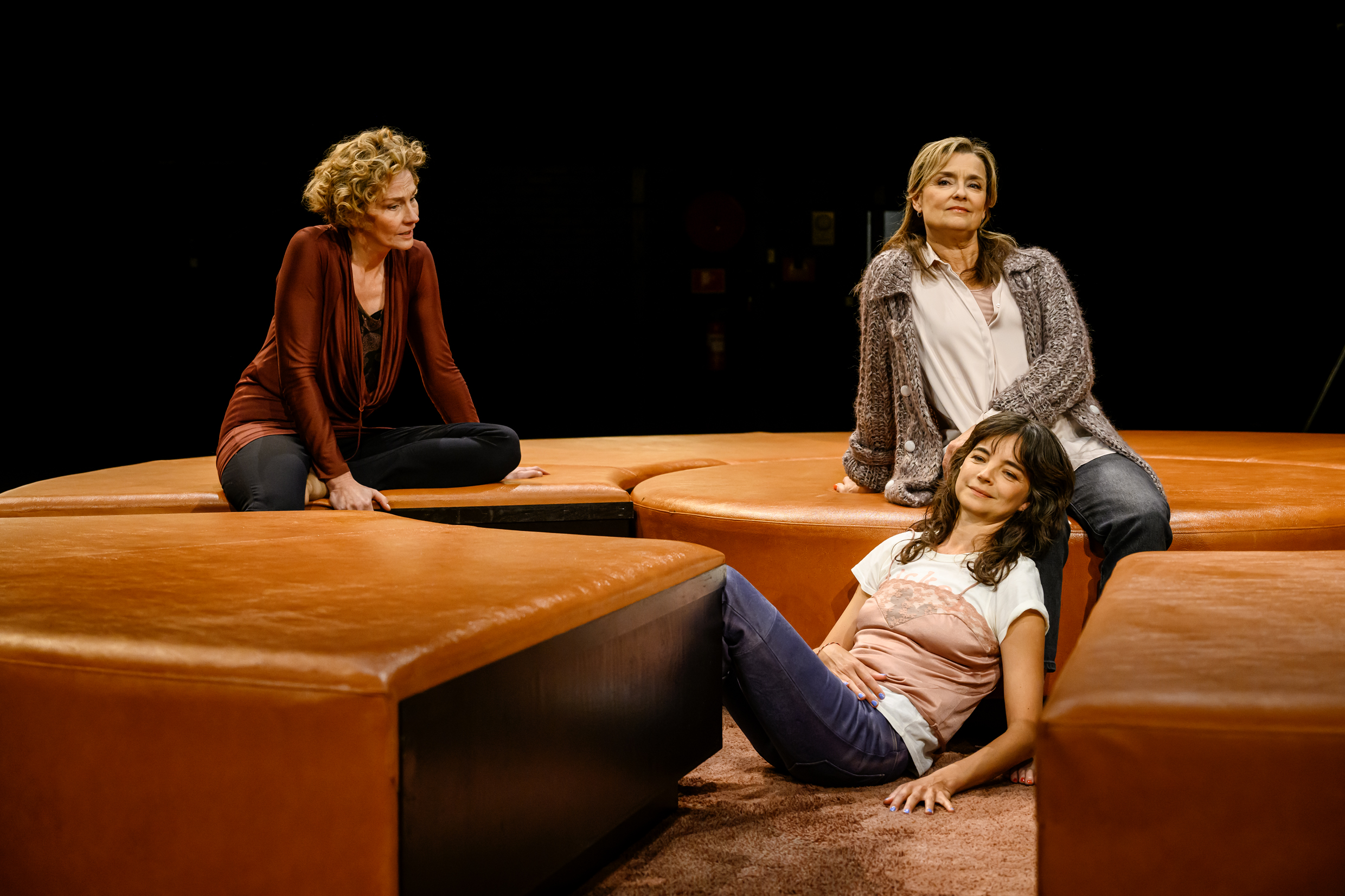 Ensemblen i I vårt ställe, Sverigepremiär 28 augusti på Klarascenen, Kulturhuset Stadsteatern.