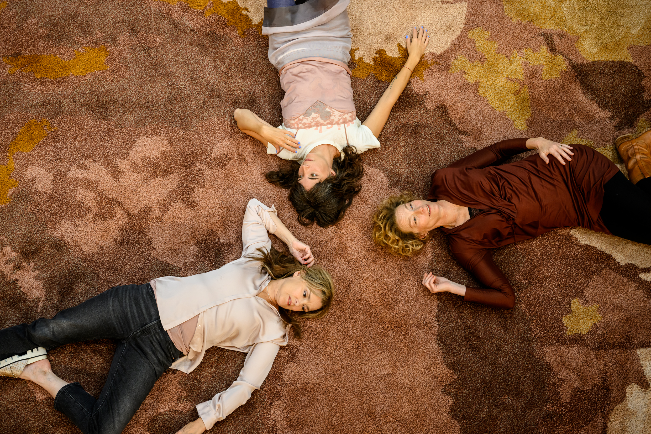 Ensemblen i I vårt ställe, Sverigepremiär 28 augusti på Klarascenen, Kulturhuset Stadsteatern.