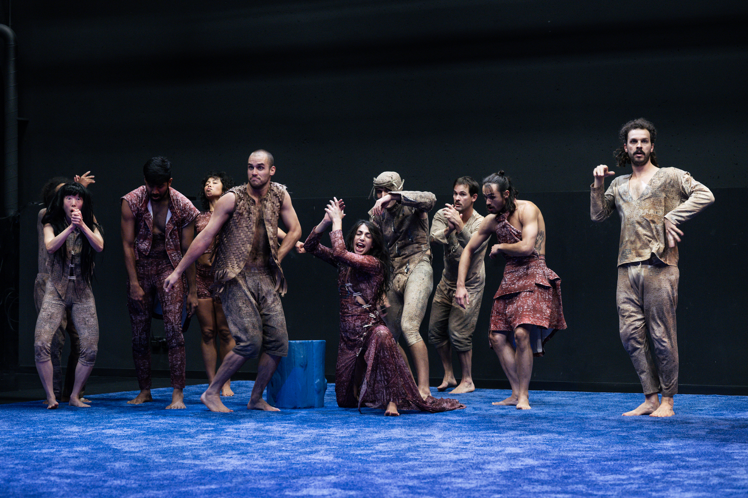 Arika Yamada, Girish Kumar Rachappa, Lilian Steiner, Noam Segal, Johanna Willig-Rosenstein, Panagiotis Paraschou, Anand Bolder, Harrison Elliott, Vincent Van der Plas i Cullberg: Some Thing Folk, Sverigepremiär 11 september på Klarascenen, Kulturhuset Stadsteatern.
