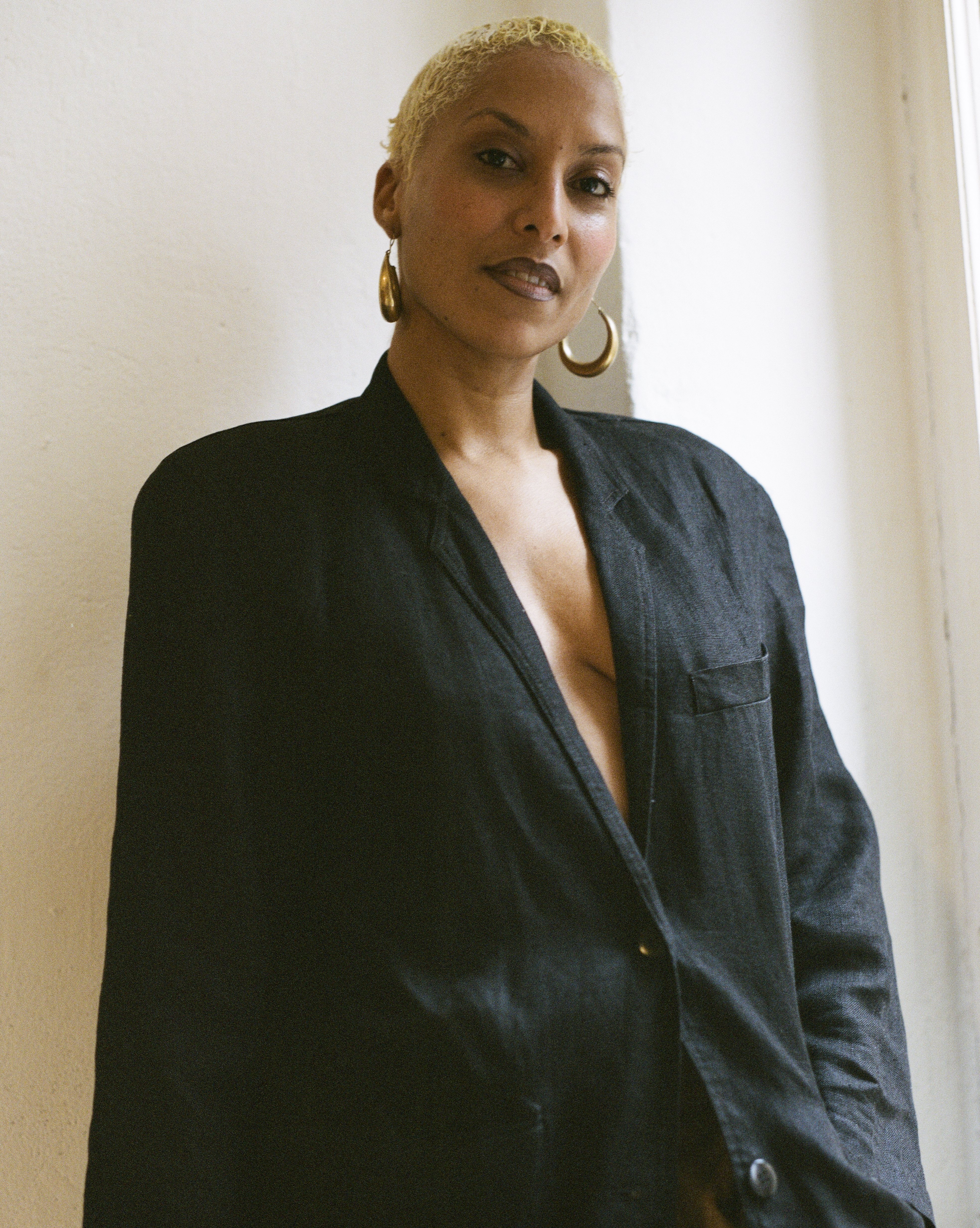 Koreografen Ligia Lewis sätter upp Cullberg: Some Thing Folk. Sverigepremiär 11 september 2025 på Klarascenen, Kulturhuset Stadsteatern.