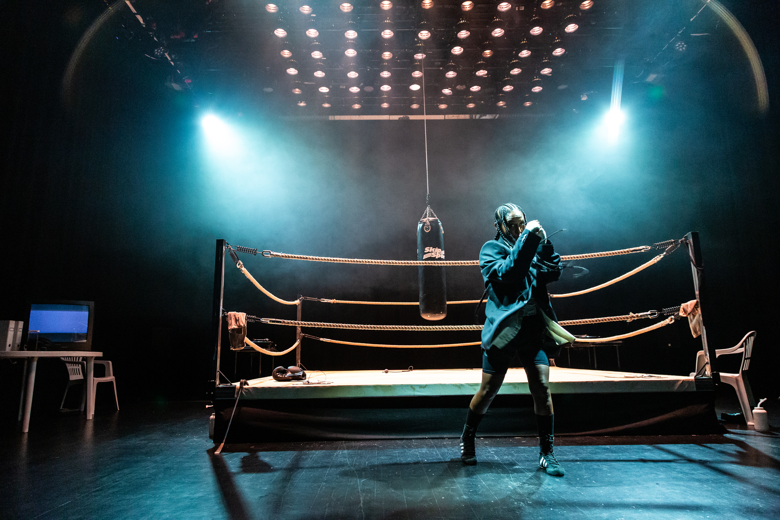 Willma Idris i Boxningsklubben. Premiär den 6 september 2025 på Kulturhuset Stadsteatern Husby.