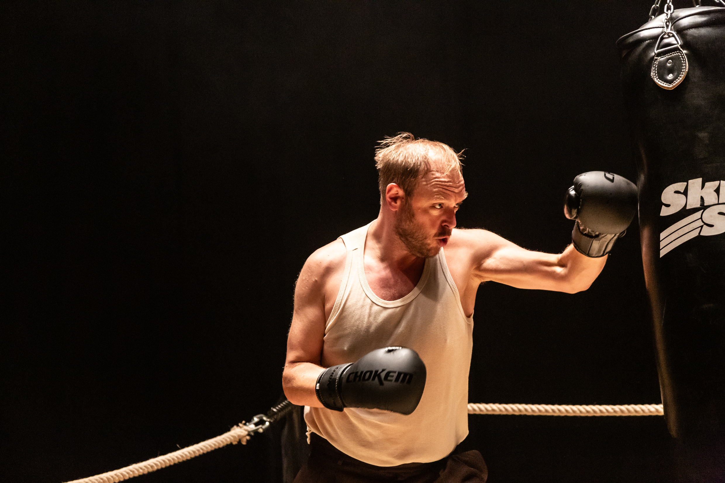 André Nilsson-Hermele i Boxningsklubben, Kulturhuset Stadsteatern Husby, premiär 6 september 2025.