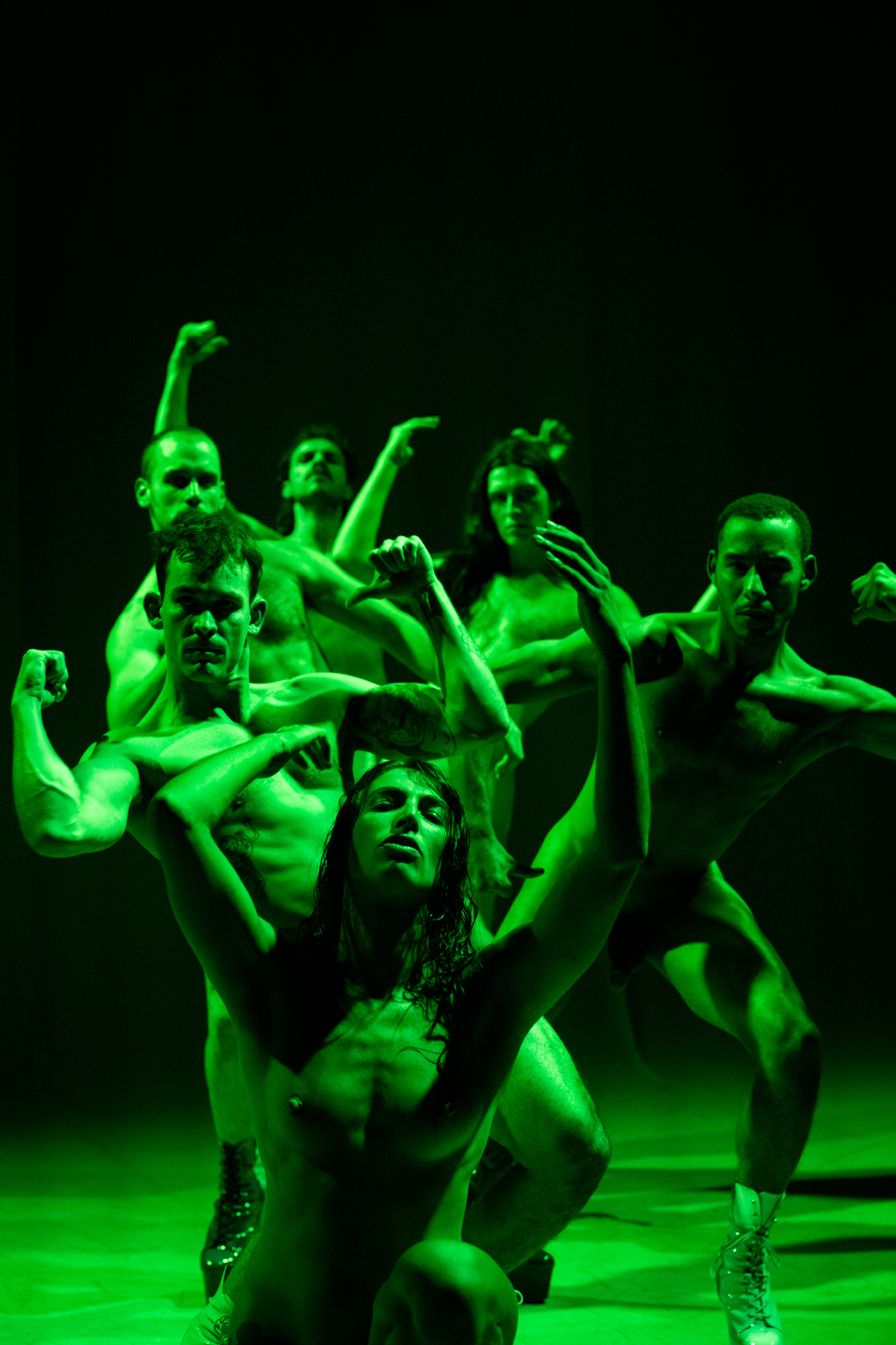 Johanna Willig-Rosenstein, Anand Bolder, Noam Segal, Vincent Van der Plas, Antoine Weil och Owen Ridley DeMonick i Exposure. Nypremiär 13 april 2026 på Klarascenen, Kulturhuset Stadsteatern.