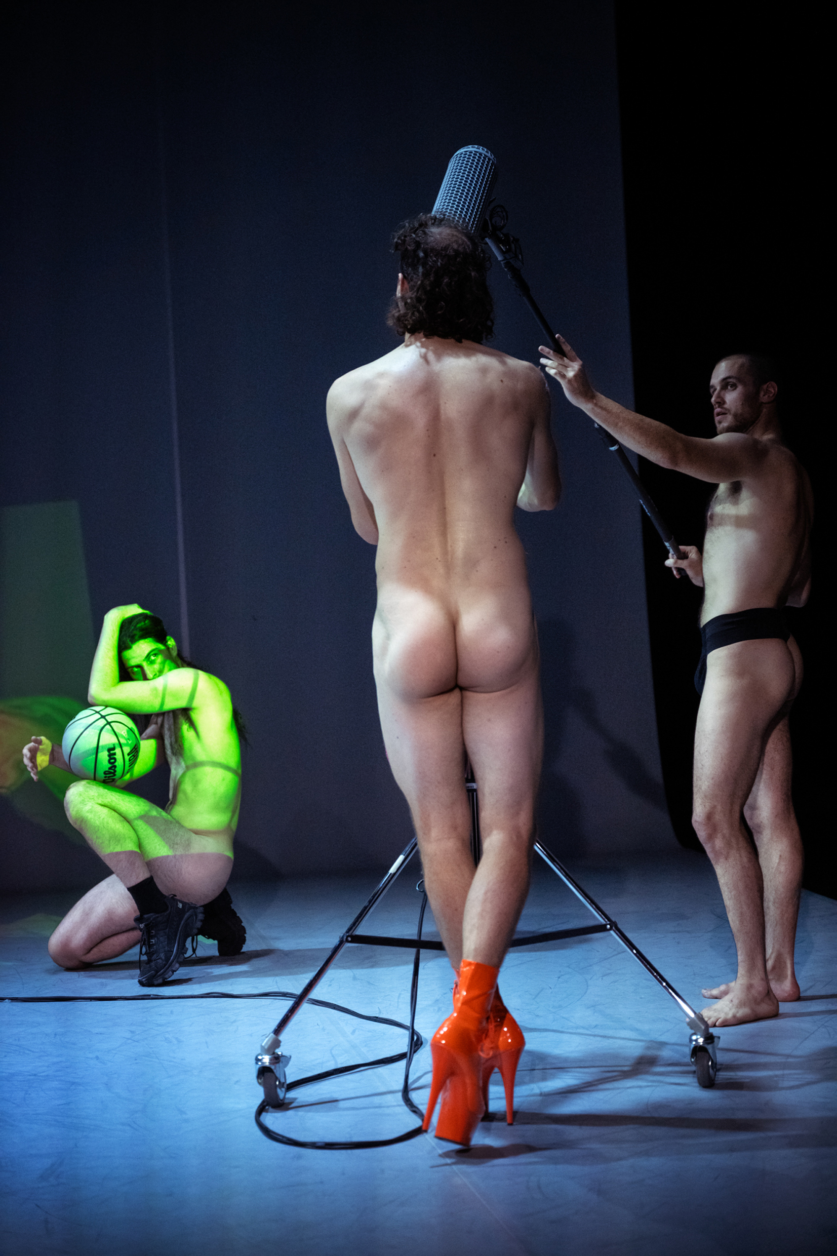 Antoine Weil, Vincent van der Plas och Noam Segal i Exposure. Nypremiär 13 april 2026 på Klarascenen, Kulturhuset Stadsteatern.
