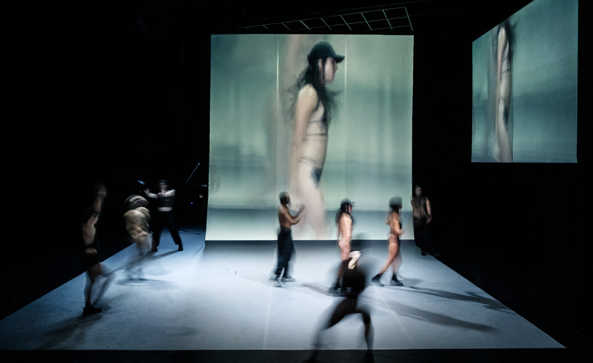Ensemblen i Exposure. Nypremiär 13 april 2026 på Klarascenen, Kulturhuset Stadsteatern.