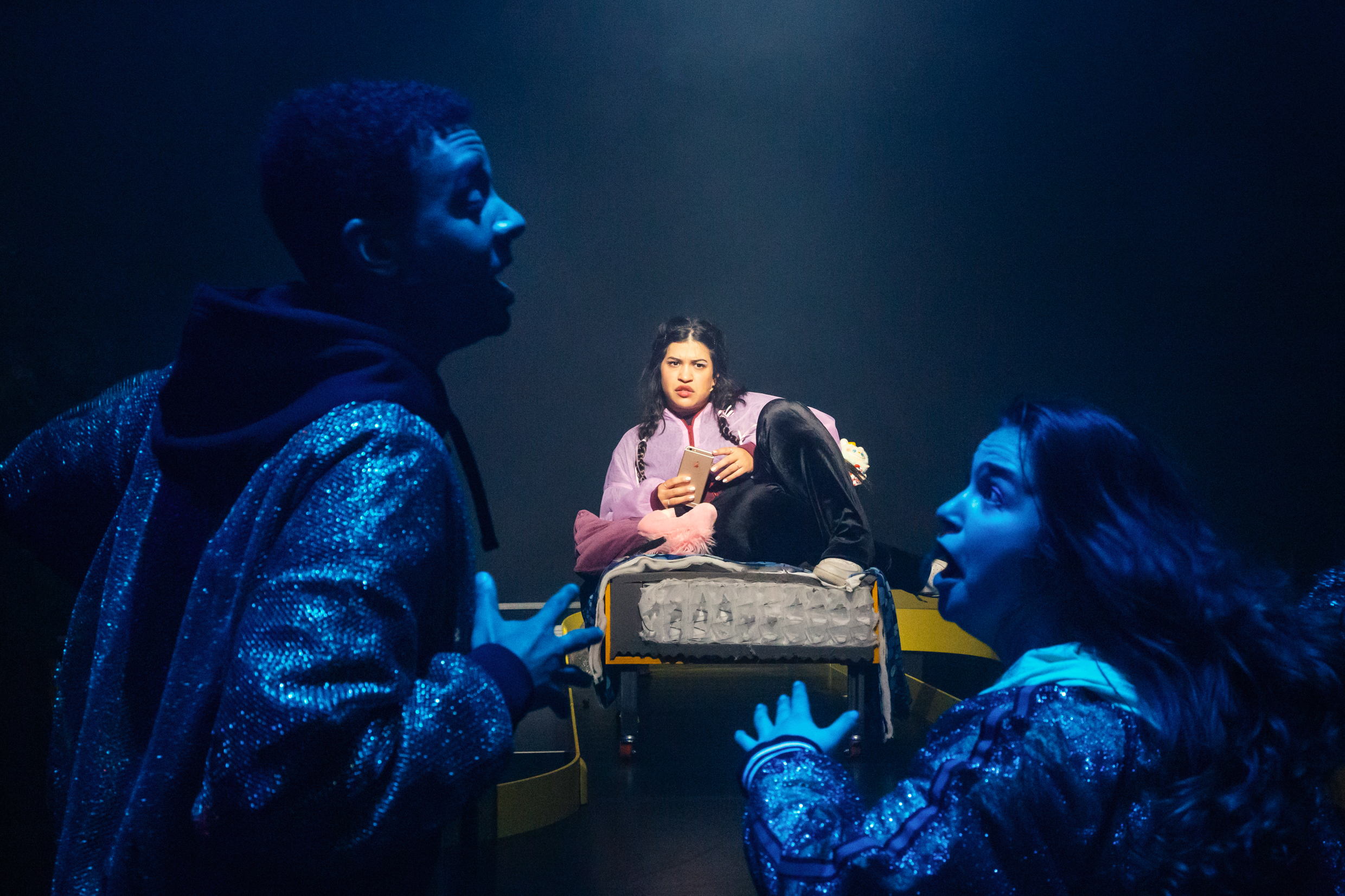 Pascalle Arias Basualto, Nader Attiyah och Emily Jankkila i ”Tunneln”, urpremiär 4 oktober 2025 på Kulturhuset Stadsteatern Vällingby.